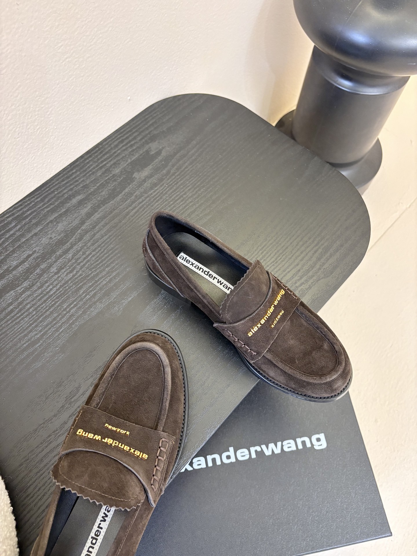 Alexander Wan* 25ss 秋冬新款圆头休闲鞋乐福鞋鞋身的织带装饰上印有“Alexander