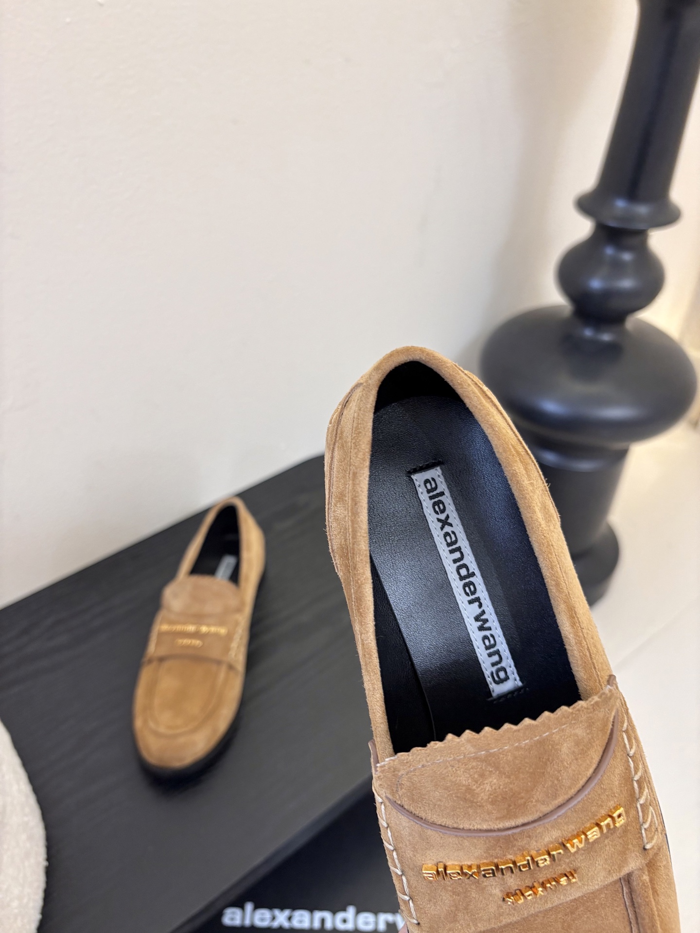 Alexander Wan* 25ss 秋冬新款圆头休闲鞋乐福鞋鞋身的织带装饰上印有“Alexander