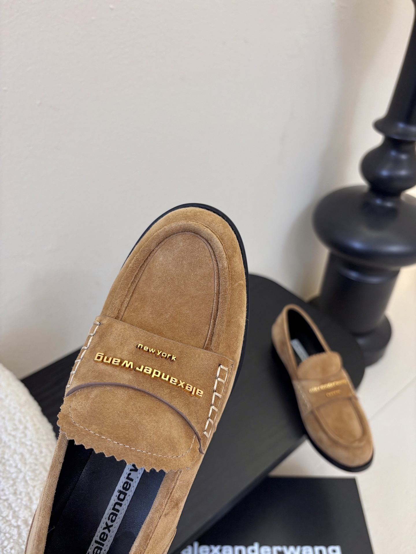 Alexander Wan* 25ss 秋冬新款圆头休闲鞋乐福鞋鞋身的织带装饰上印有“Alexander