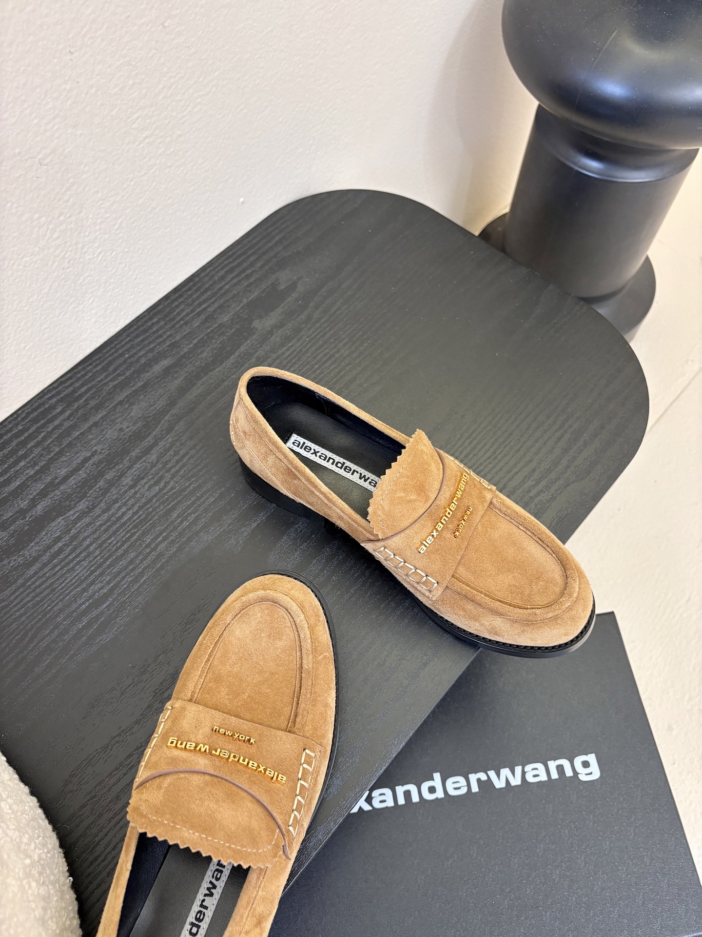 Alexander Wan* 25ss 秋冬新款圆头休闲鞋乐福鞋鞋身的织带装饰上印有“Alexander