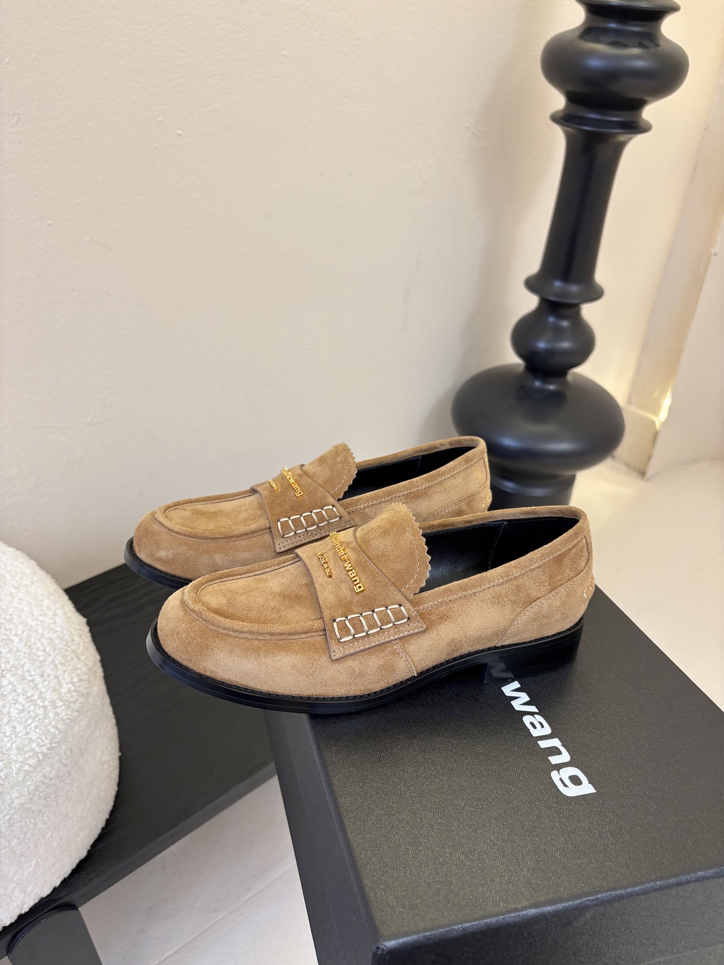 Alexander Wan* 25ss 秋冬新款圆头休闲鞋乐福鞋鞋身的织带装饰上印有“Alexander