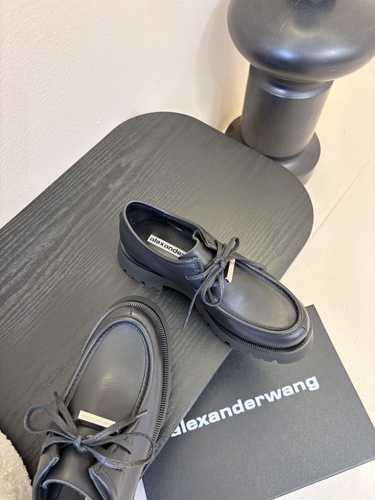 Alexander Wan* 25ss 秋冬新款圆头休闲鞋厚底德比鞋采用亮面皮革/哑光皮革面料，黑、棕配