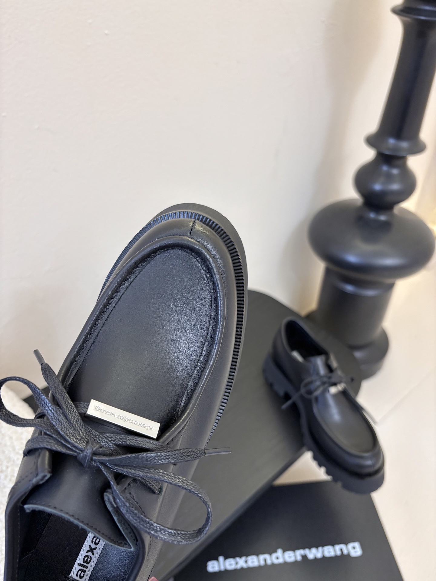 Alexander Wan* 25ss 秋冬新款圆头休闲鞋厚底德比鞋采用亮面皮革/哑光皮革面料，黑、棕配