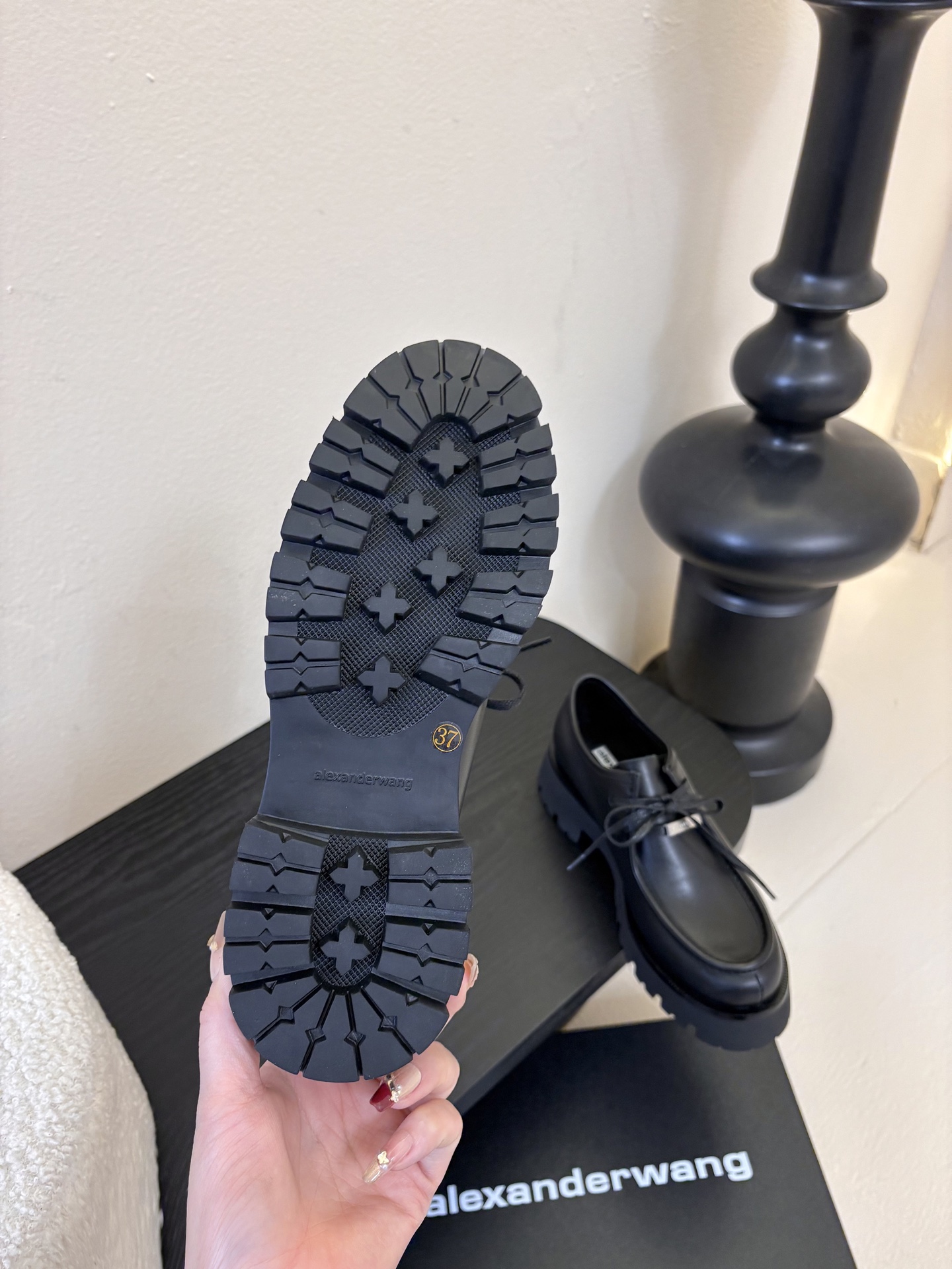 Alexander Wan* 25ss 秋冬新款圆头休闲鞋厚底德比鞋采用亮面皮革/哑光皮革面料，黑、棕配