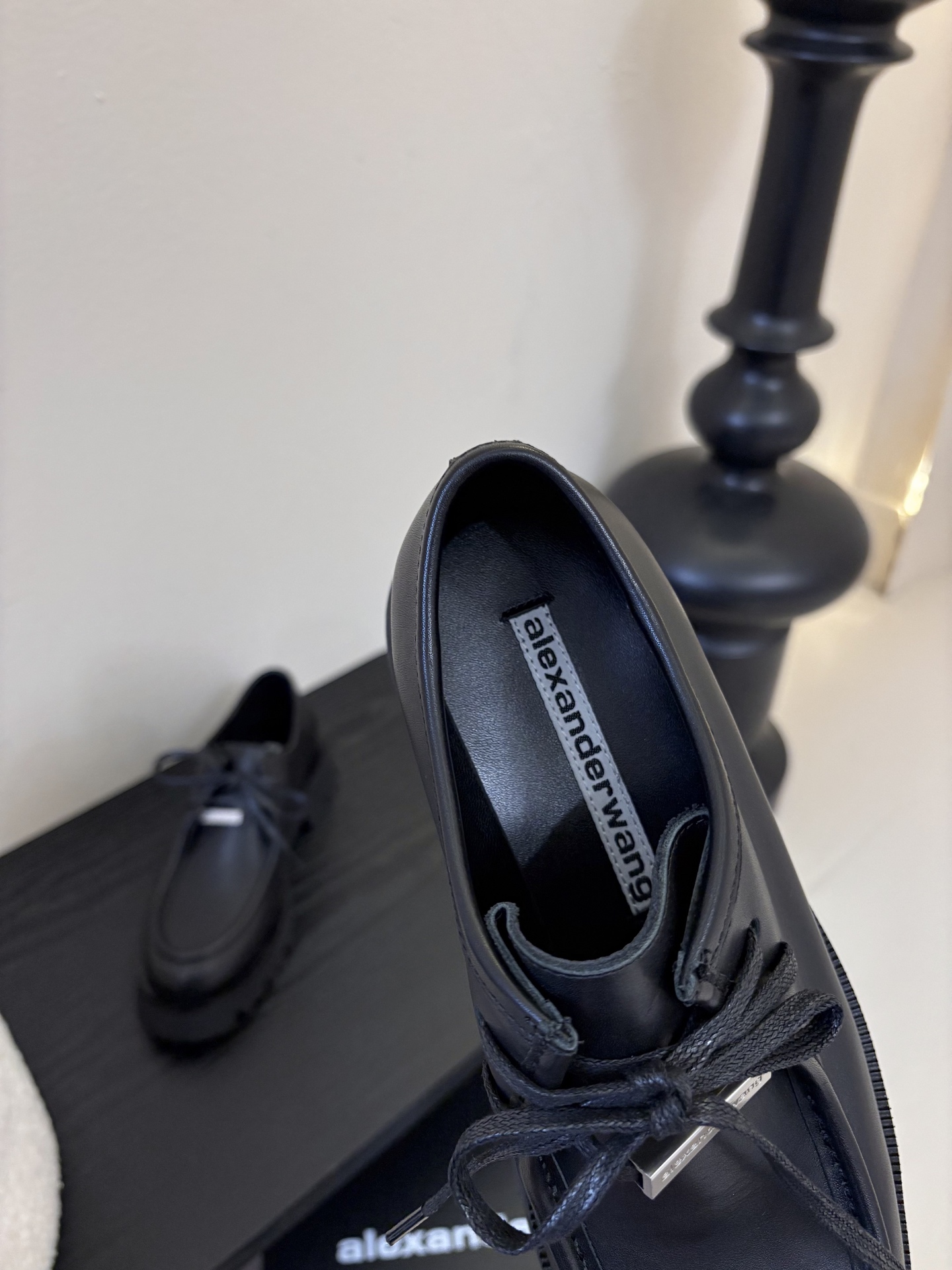 Alexander Wan* 25ss 秋冬新款圆头休闲鞋厚底德比鞋采用亮面皮革/哑光皮革面料，黑、棕配