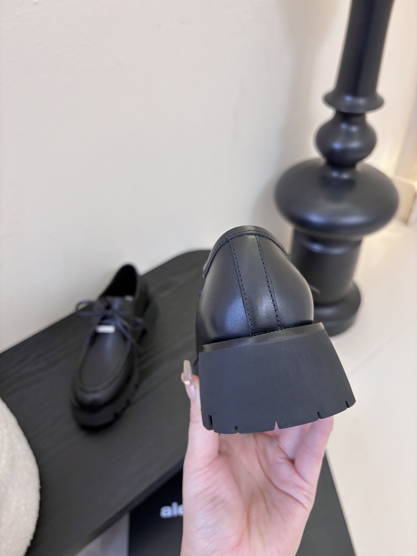 Alexander Wan* 25ss 秋冬新款圆头休闲鞋厚底德比鞋采用亮面皮革/哑光皮革面料，黑、棕配