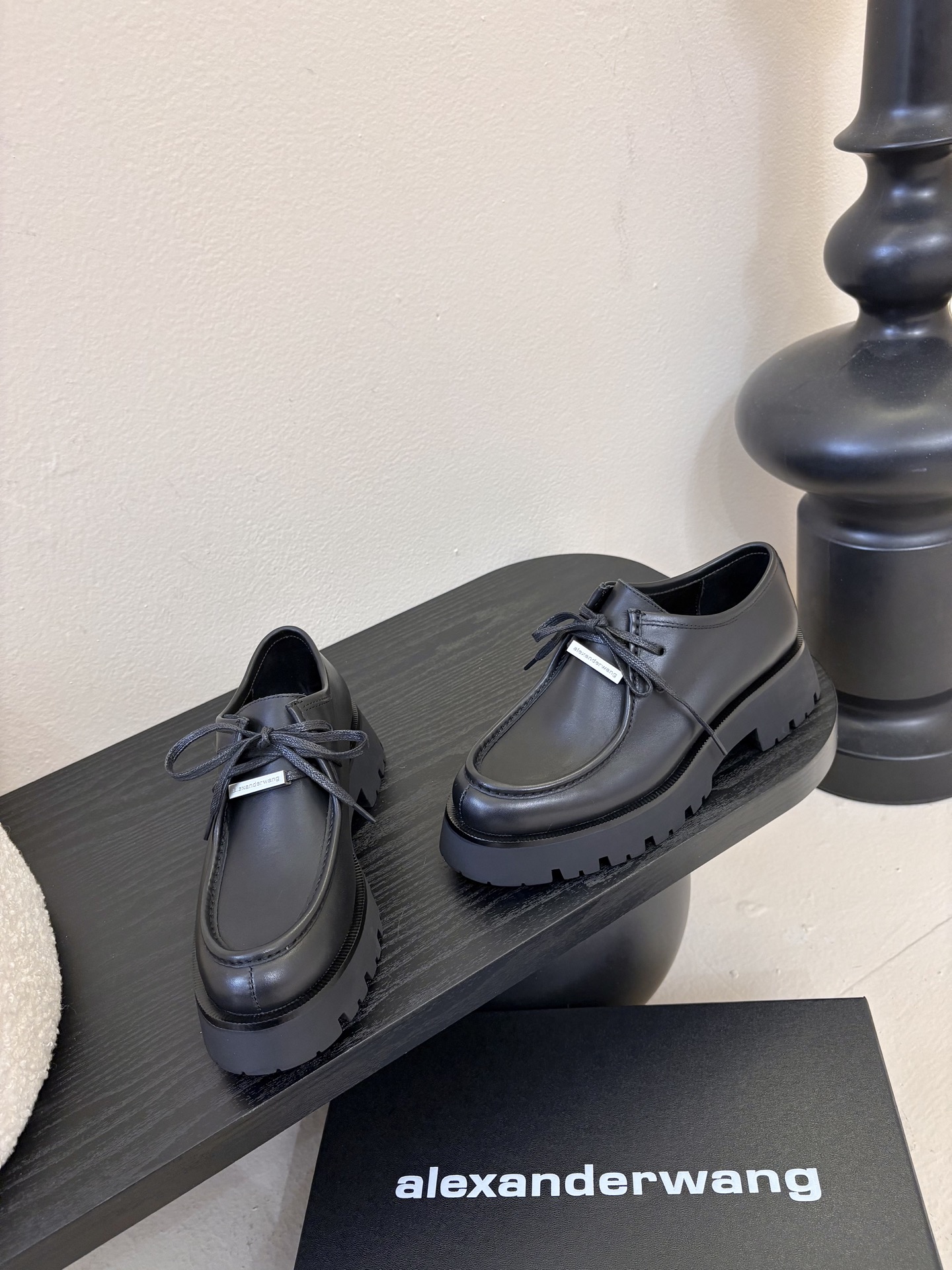 Alexander Wan* 25ss 秋冬新款圆头休闲鞋厚底德比鞋采用亮面皮革/哑光皮革面料，黑、棕配