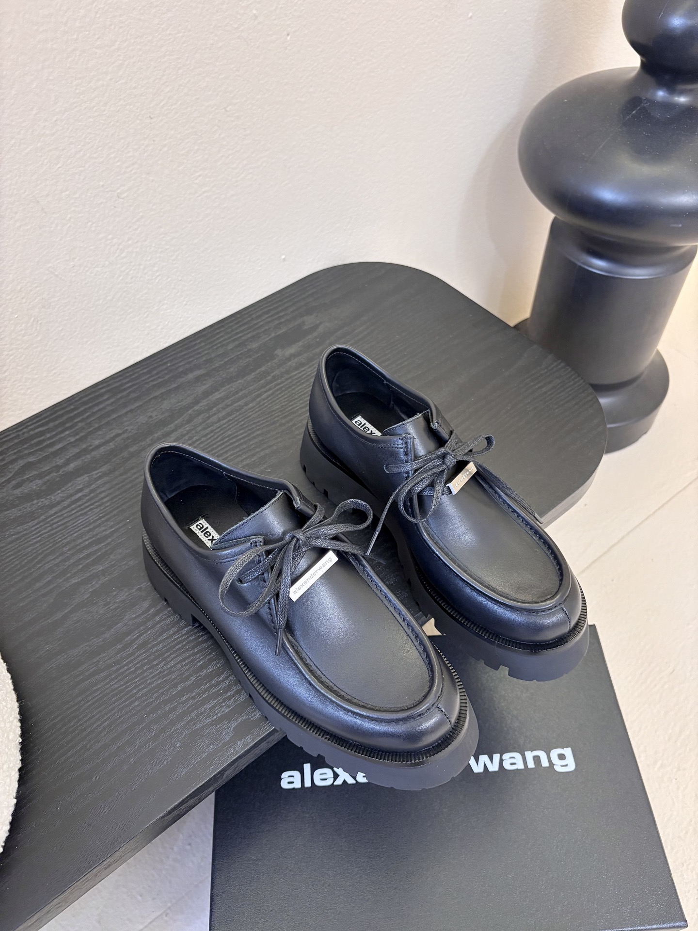 Alexander Wan* 25ss 秋冬新款圆头休闲鞋厚底德比鞋采用亮面皮革/哑光皮革面料，黑、棕配