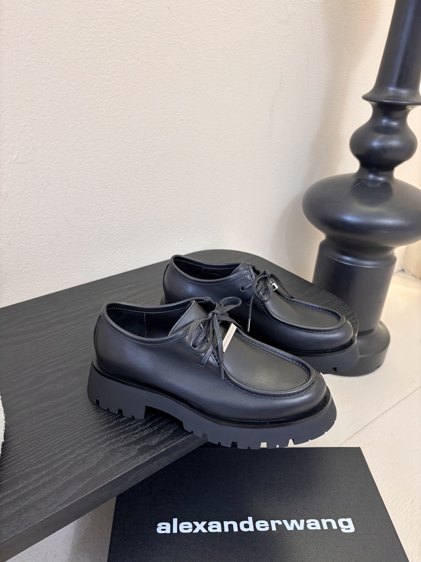 Alexander Wan* 25ss 秋冬新款圆头休闲鞋厚底德比鞋采用亮面皮革/哑光皮革面料，黑、棕配