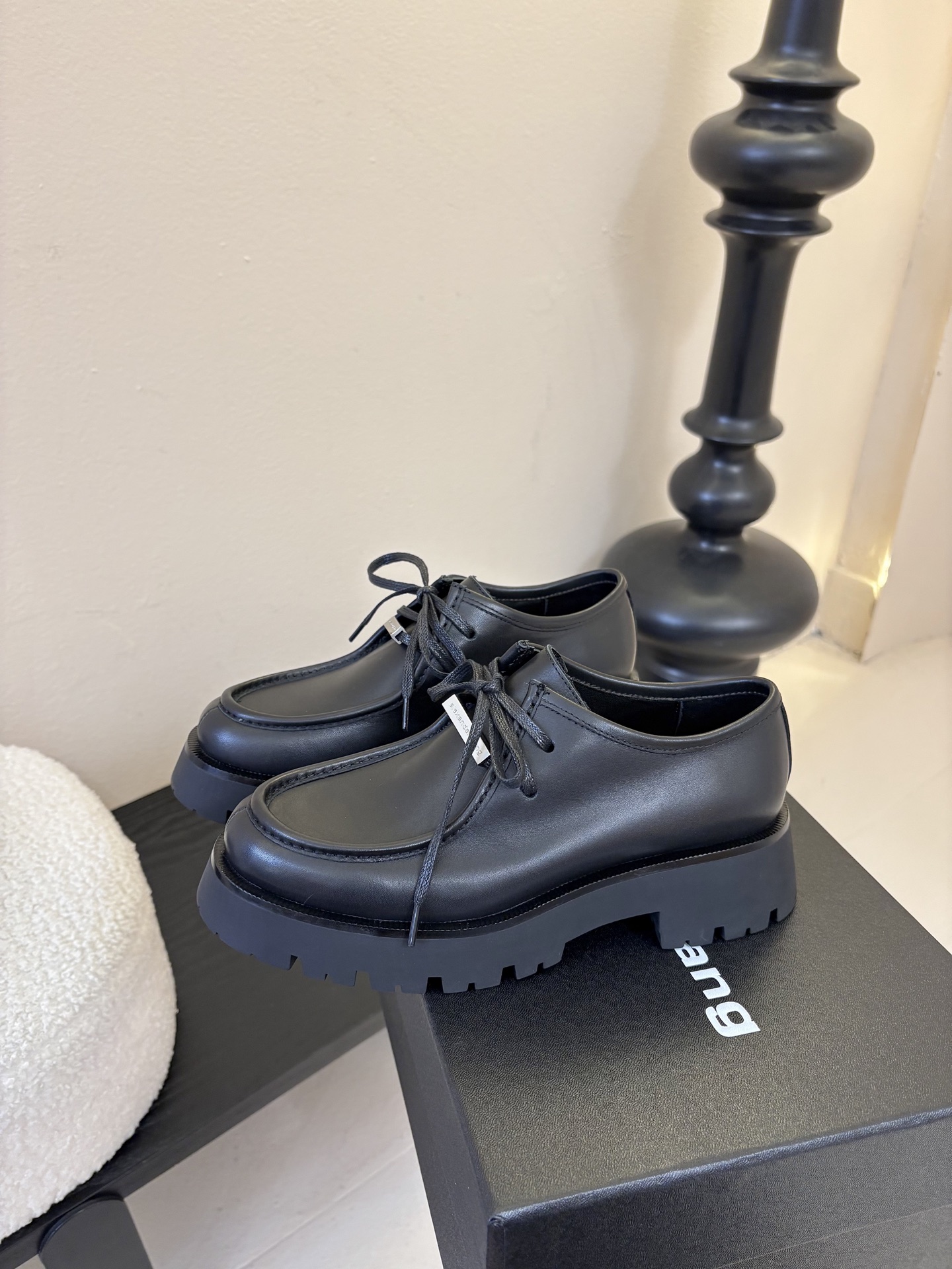 Alexander Wan* 25ss 秋冬新款圆头休闲鞋厚底德比鞋采用亮面皮革/哑光皮革面料，黑、棕配