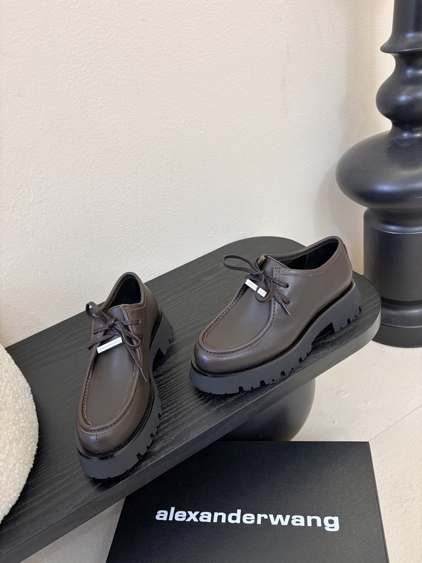Alexander Wan* 25ss 秋冬新款圆头休闲鞋厚底德比鞋采用亮面皮革/哑光皮革面料，黑、棕配