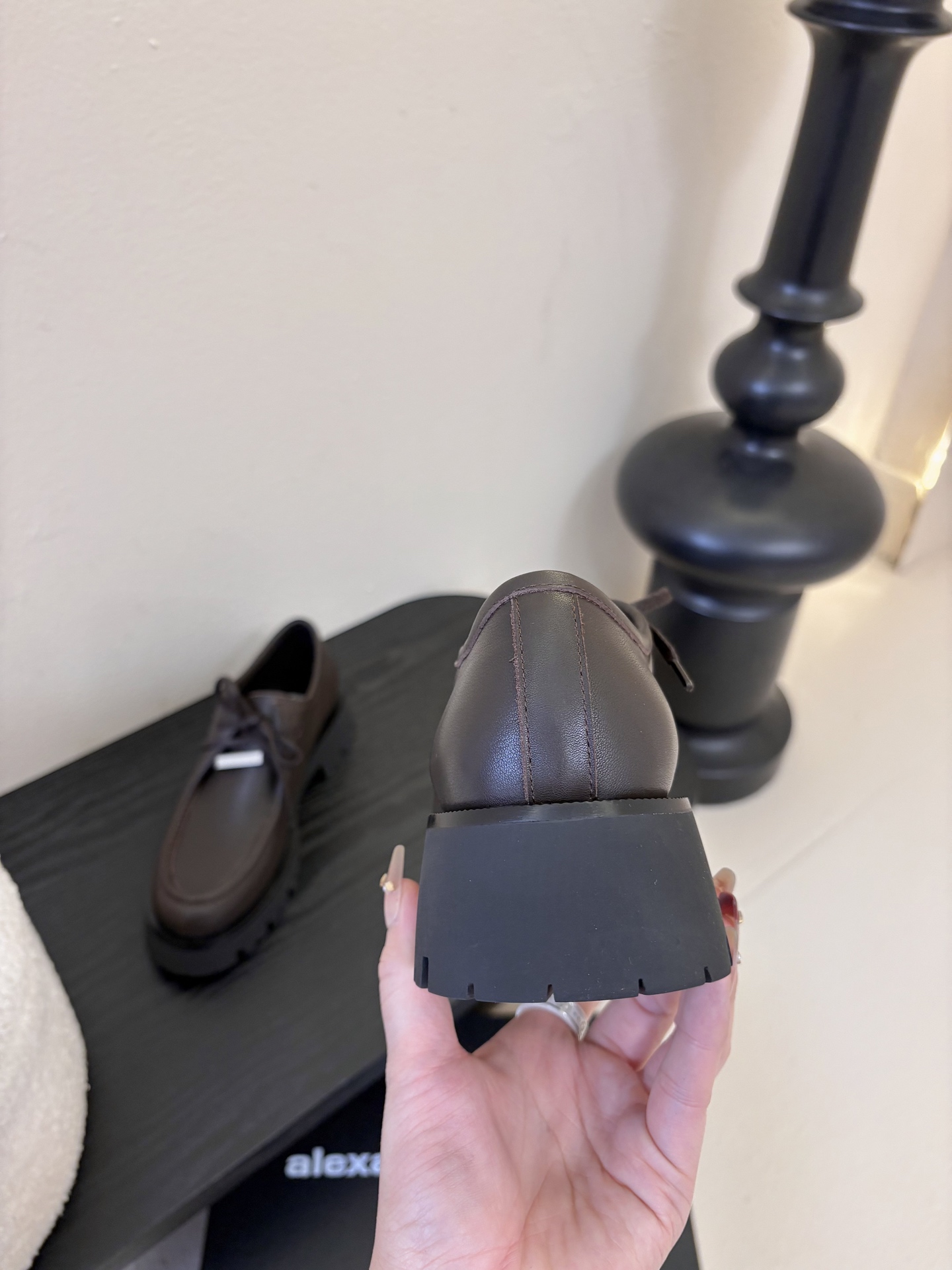 Alexander Wan* 25ss 秋冬新款圆头休闲鞋厚底德比鞋采用亮面皮革/哑光皮革面料，黑、棕配