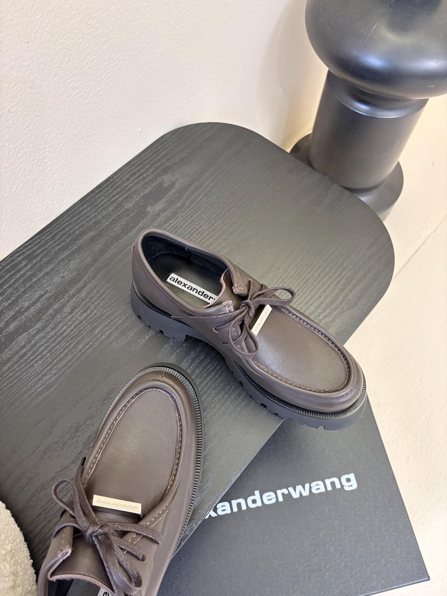 Alexander Wan* 25ss 秋冬新款圆头休闲鞋厚底德比鞋采用亮面皮革/哑光皮革面料，黑、棕配