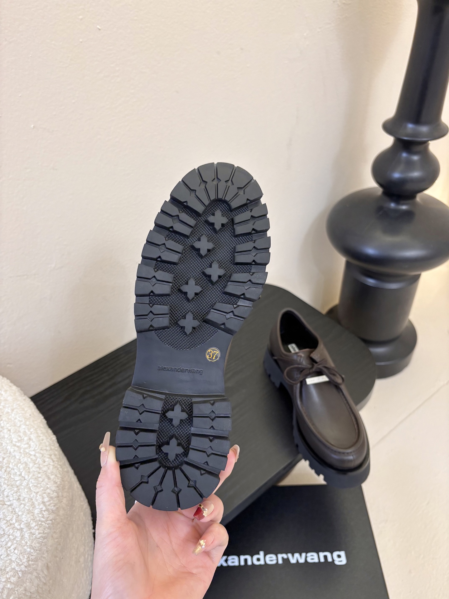 Alexander Wan* 25ss 秋冬新款圆头休闲鞋厚底德比鞋采用亮面皮革/哑光皮革面料，黑、棕配