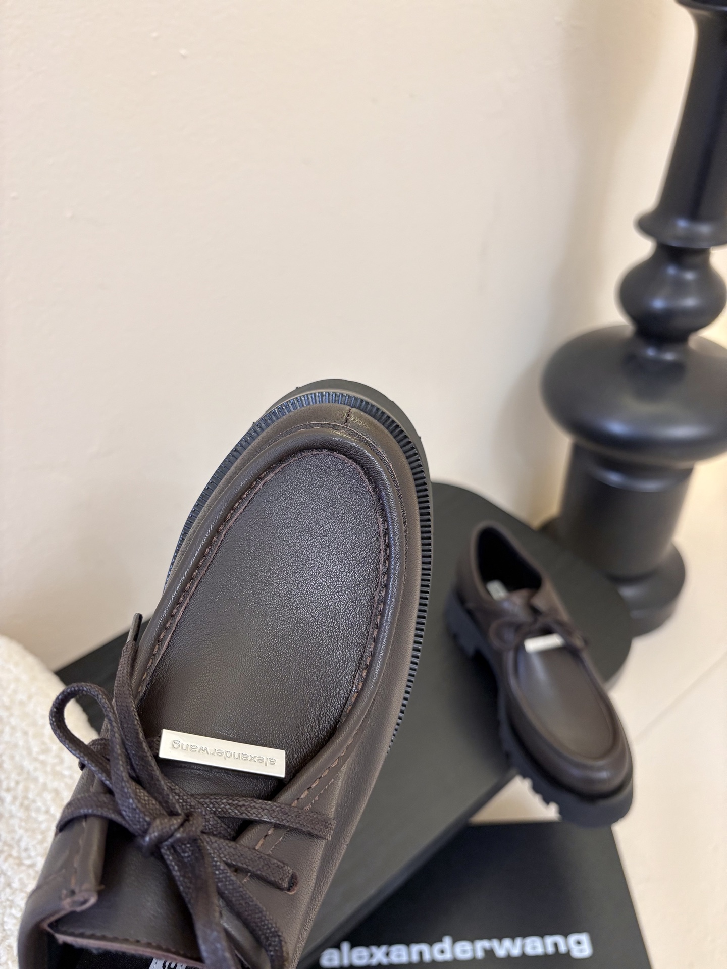 Alexander Wan* 25ss 秋冬新款圆头休闲鞋厚底德比鞋采用亮面皮革/哑光皮革面料，黑、棕配