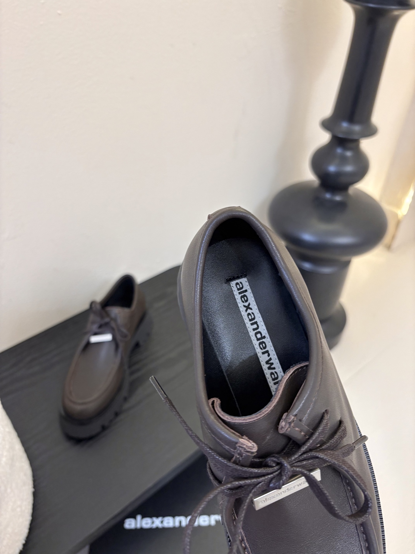 Alexander Wan* 25ss 秋冬新款圆头休闲鞋厚底德比鞋采用亮面皮革/哑光皮革面料，黑、棕配