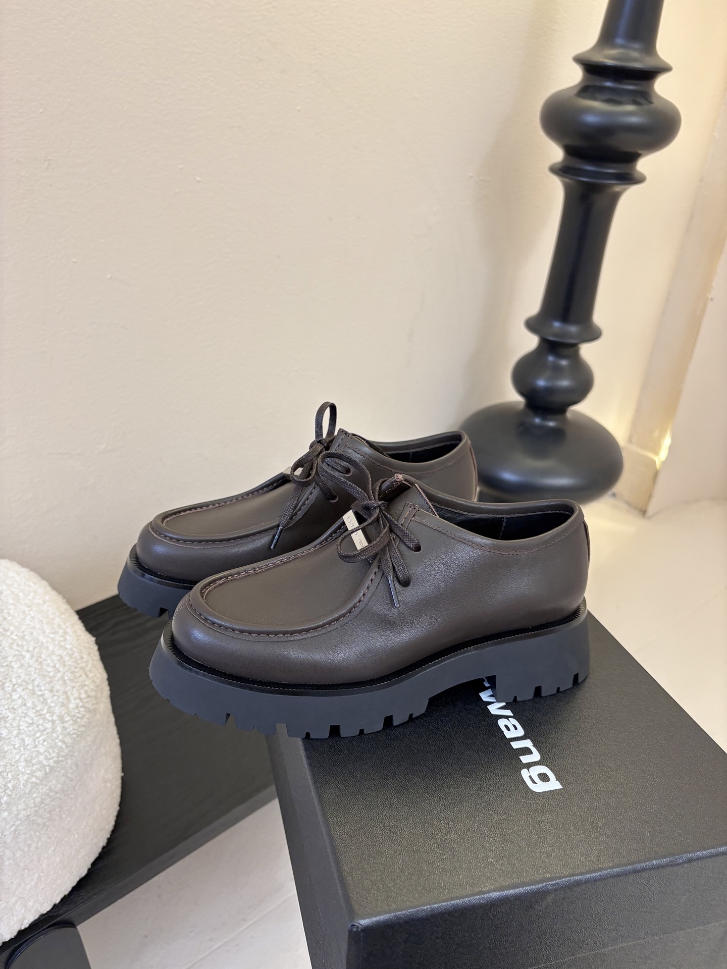 Alexander Wan* 25ss 秋冬新款圆头休闲鞋厚底德比鞋采用亮面皮革/哑光皮革面料，黑、棕配