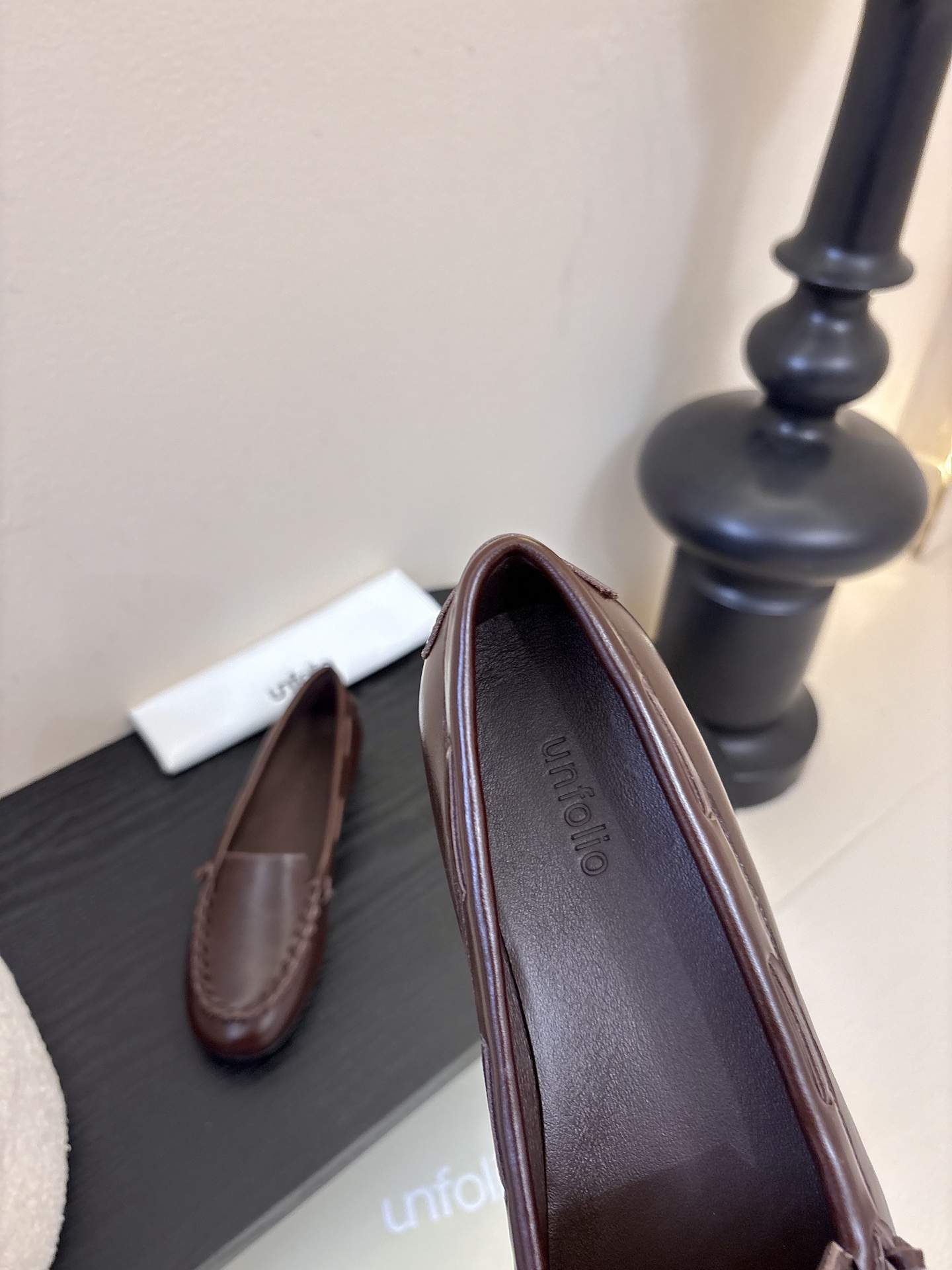 Unfoli*秋季新款复古编织风休闲鞋乐福鞋1.鞋头边缘采用编织式的手工缝线，既增加了复古质感，也是辨识