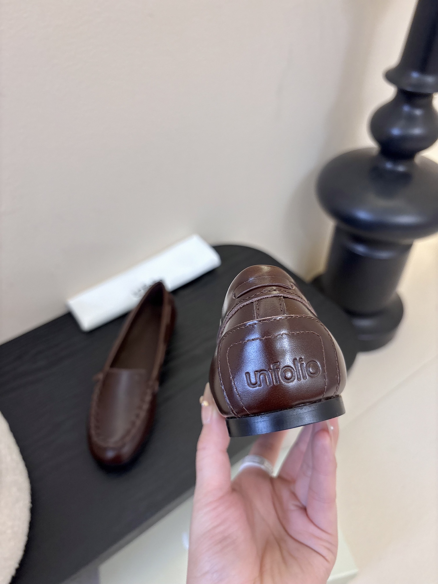 Unfoli*秋季新款复古编织风休闲鞋乐福鞋1.鞋头边缘采用编织式的手工缝线，既增加了复古质感，也是辨识