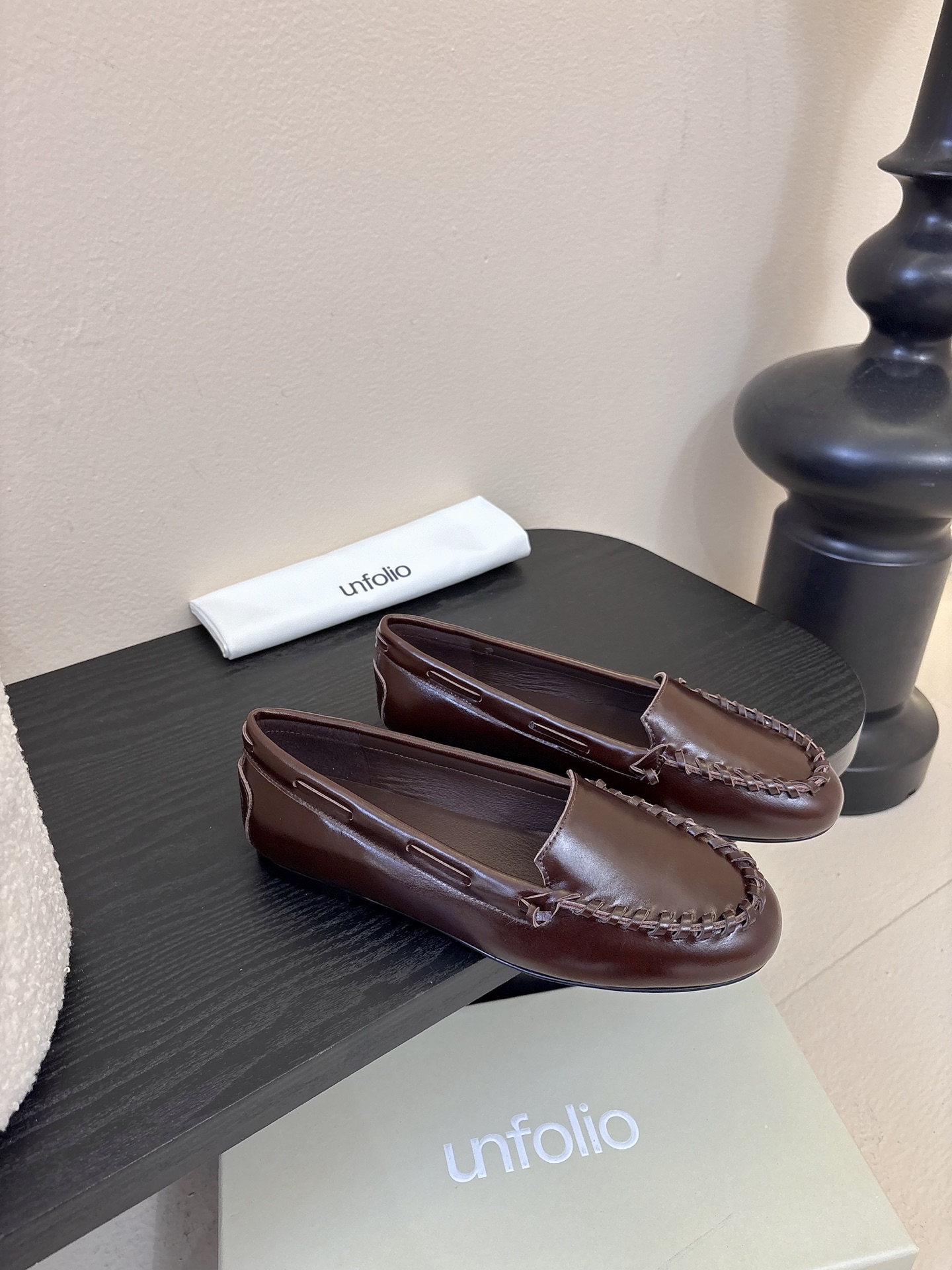 Unfoli*秋季新款复古编织风休闲鞋乐福鞋1.鞋头边缘采用编织式的手工缝线，既增加了复古质感，也是辨识