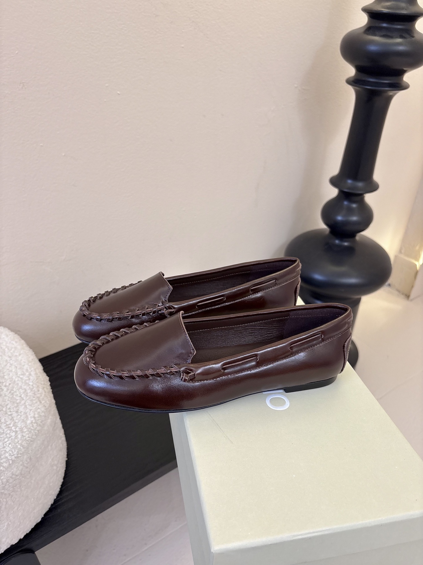 Unfoli*秋季新款复古编织风休闲鞋乐福鞋1.鞋头边缘采用编织式的手工缝线，既增加了复古质感，也是辨识