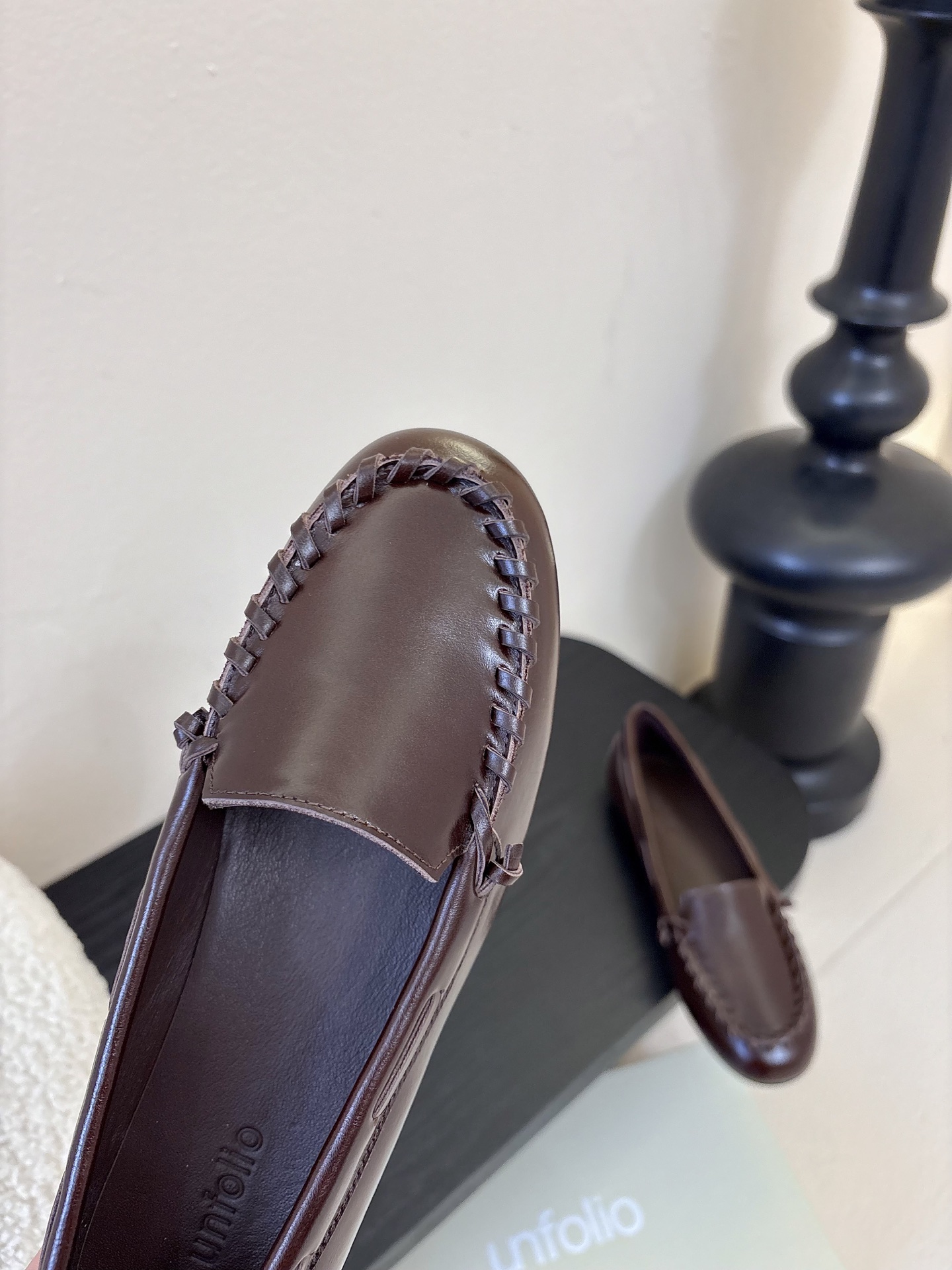 Unfoli*秋季新款复古编织风休闲鞋乐福鞋1.鞋头边缘采用编织式的手工缝线，既增加了复古质感，也是辨识