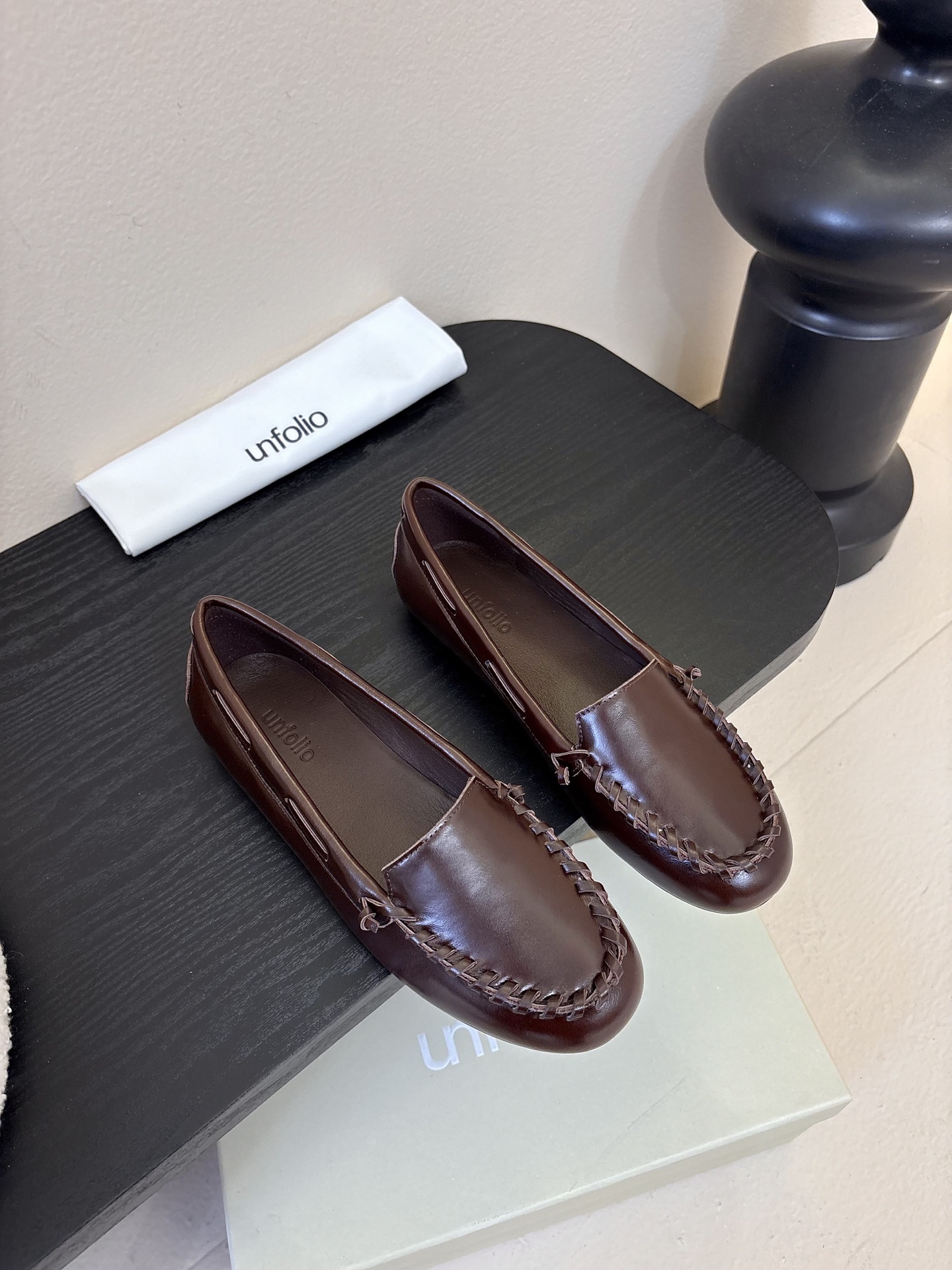 Unfoli*秋季新款复古编织风休闲鞋乐福鞋1.鞋头边缘采用编织式的手工缝线，既增加了复古质感，也是辨识