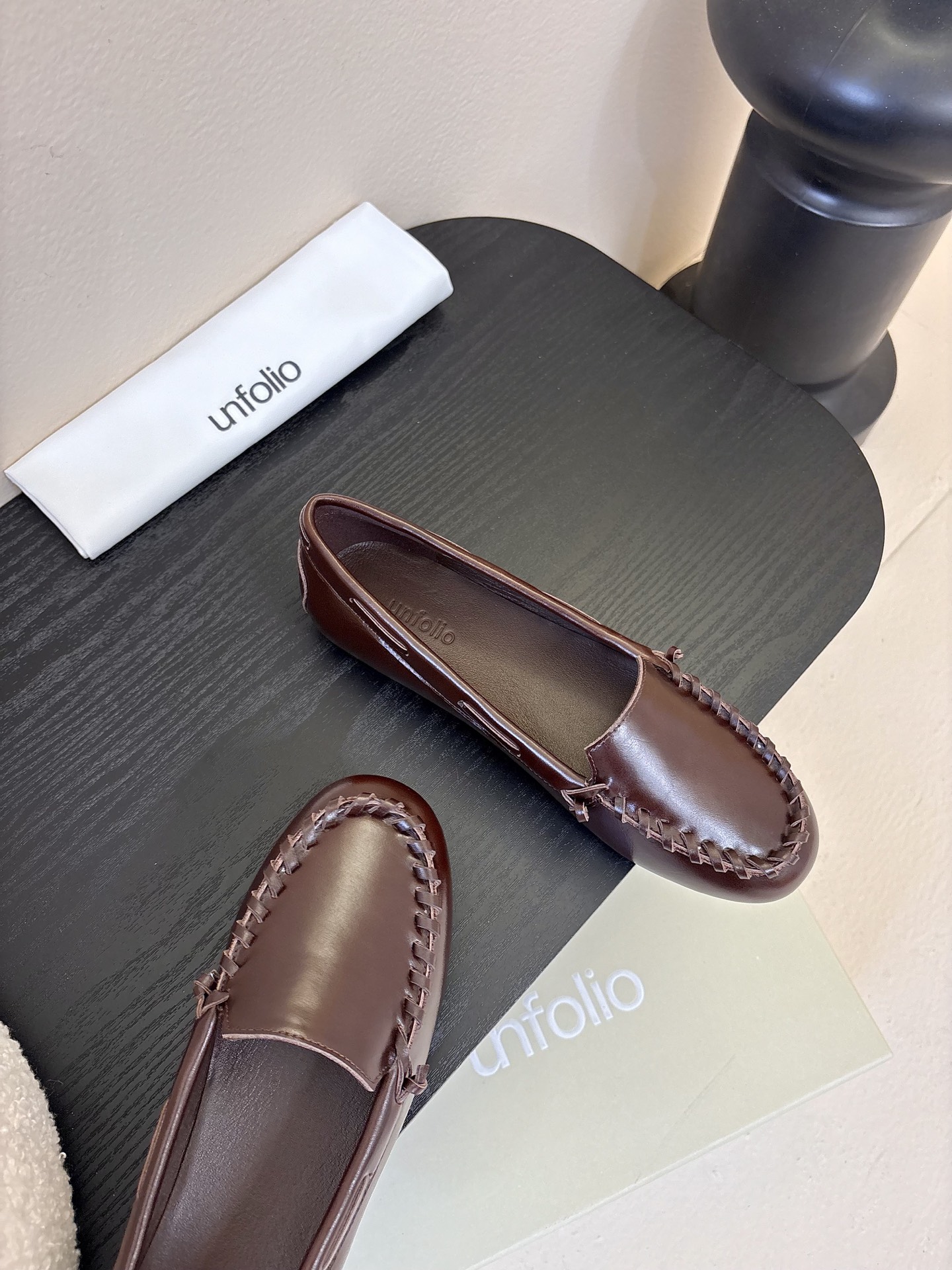 Unfoli*秋季新款复古编织风休闲鞋乐福鞋1.鞋头边缘采用编织式的手工缝线，既增加了复古质感，也是辨识