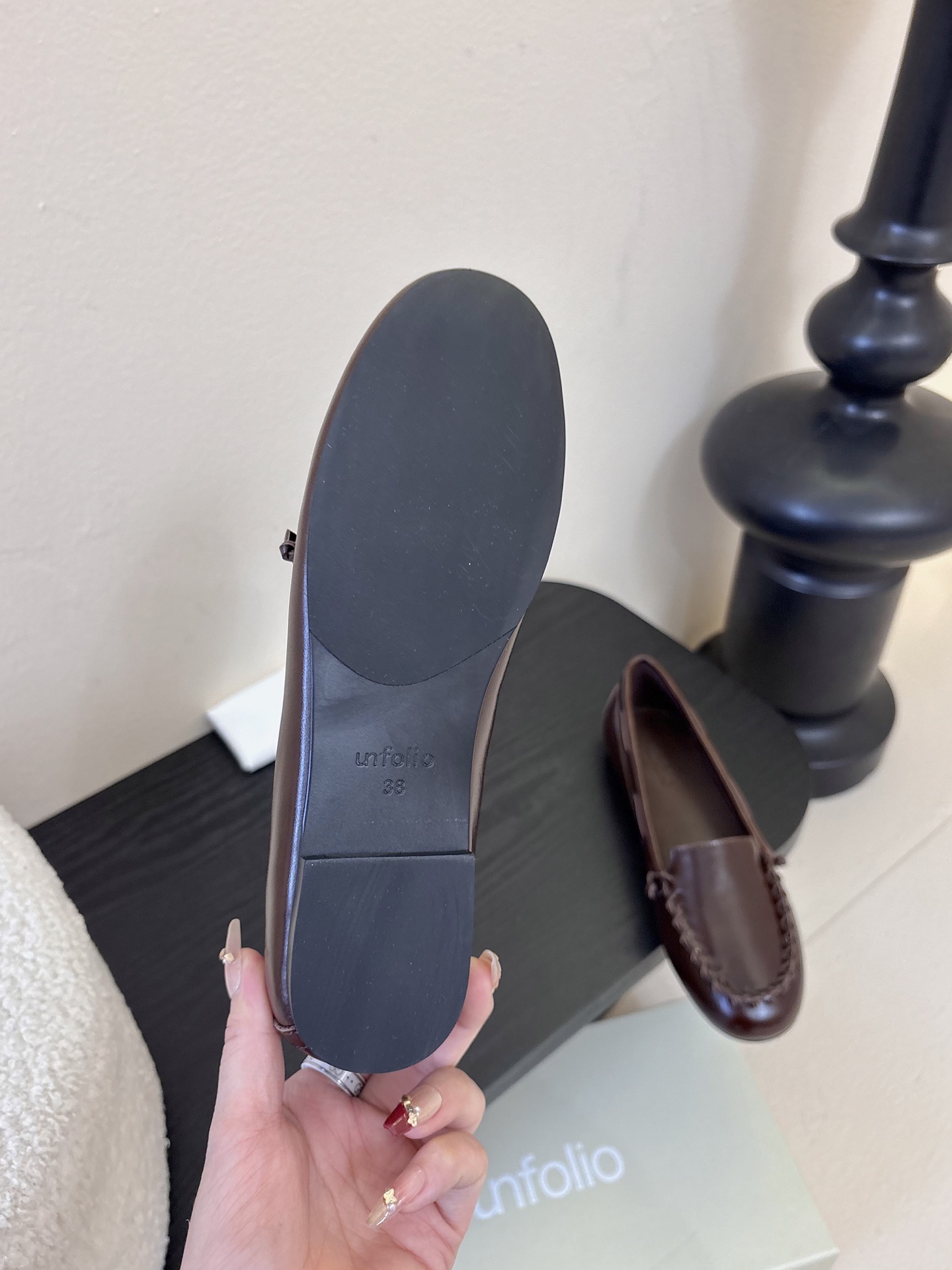 Unfoli*秋季新款复古编织风休闲鞋乐福鞋1.鞋头边缘采用编织式的手工缝线，既增加了复古质感，也是辨识