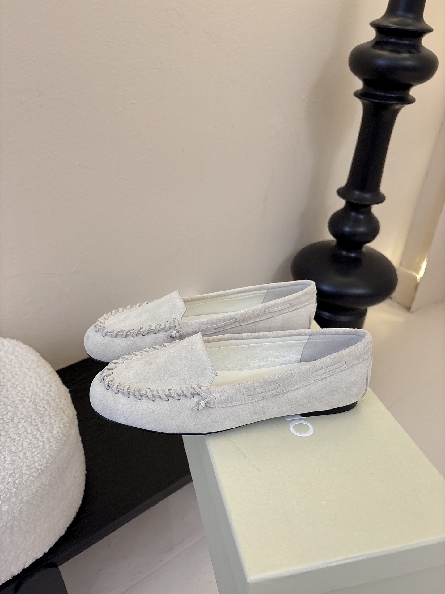 Unfoli*秋季新款复古编织风休闲鞋乐福鞋1.鞋头边缘采用编织式的手工缝线，既增加了复古质感，也是辨识