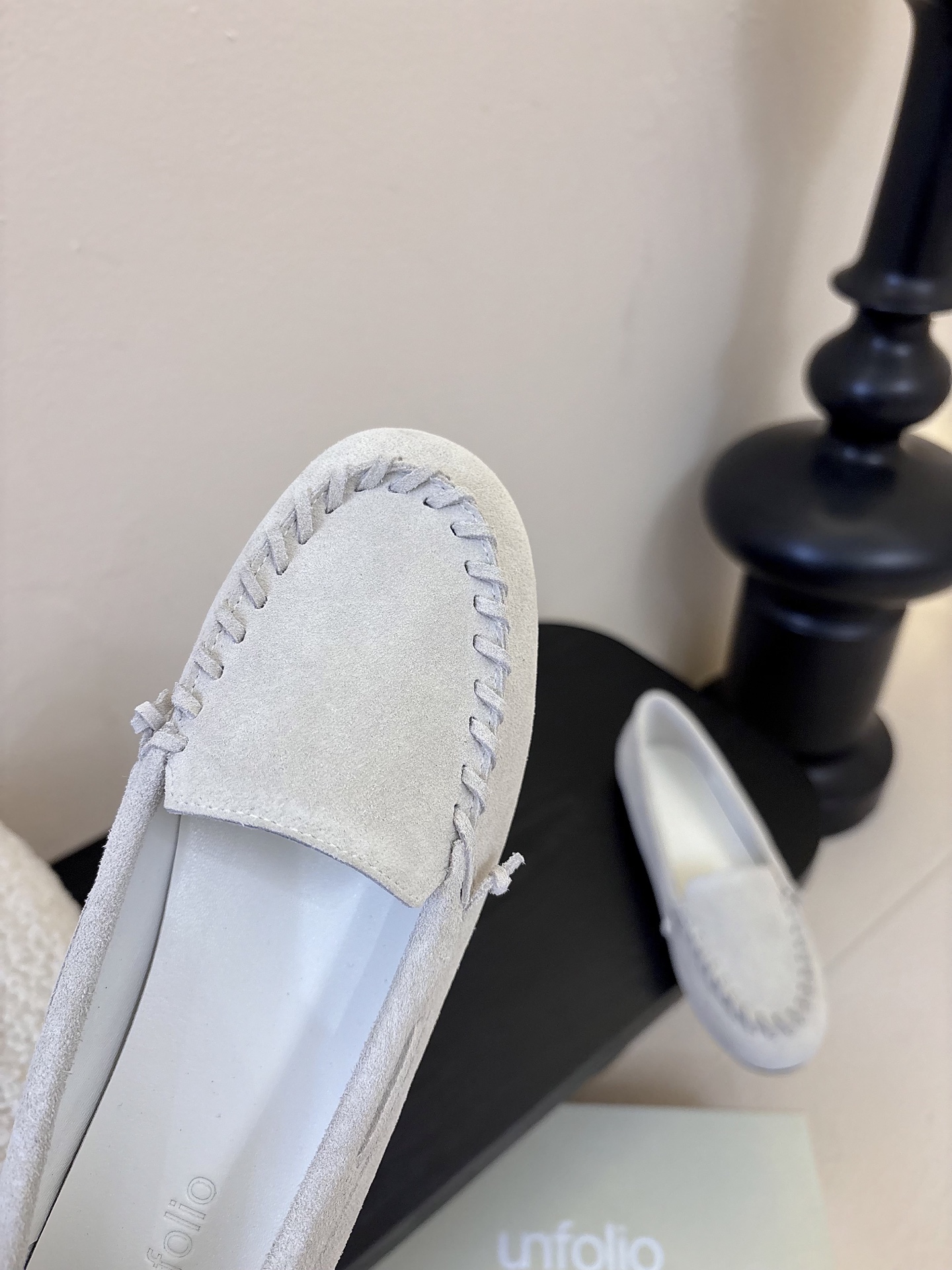 Unfoli*秋季新款复古编织风休闲鞋乐福鞋1.鞋头边缘采用编织式的手工缝线，既增加了复古质感，也是辨识