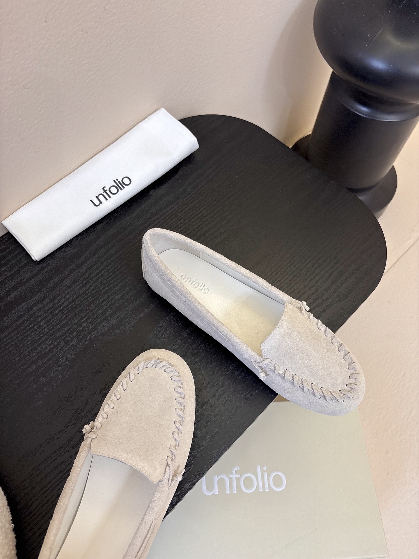 Unfoli*秋季新款复古编织风休闲鞋乐福鞋1.鞋头边缘采用编织式的手工缝线，既增加了复古质感，也是辨识