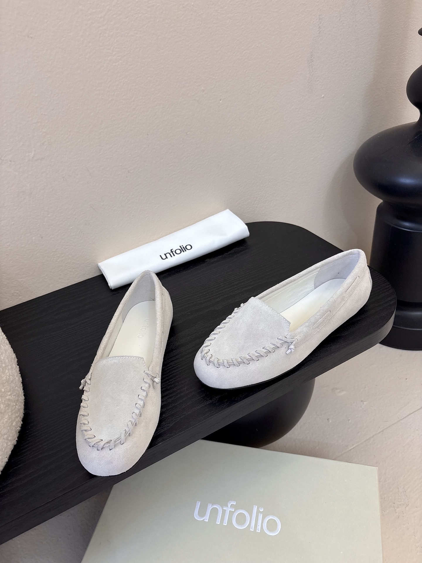 Unfoli*秋季新款复古编织风休闲鞋乐福鞋1.鞋头边缘采用编织式的手工缝线，既增加了复古质感，也是辨识