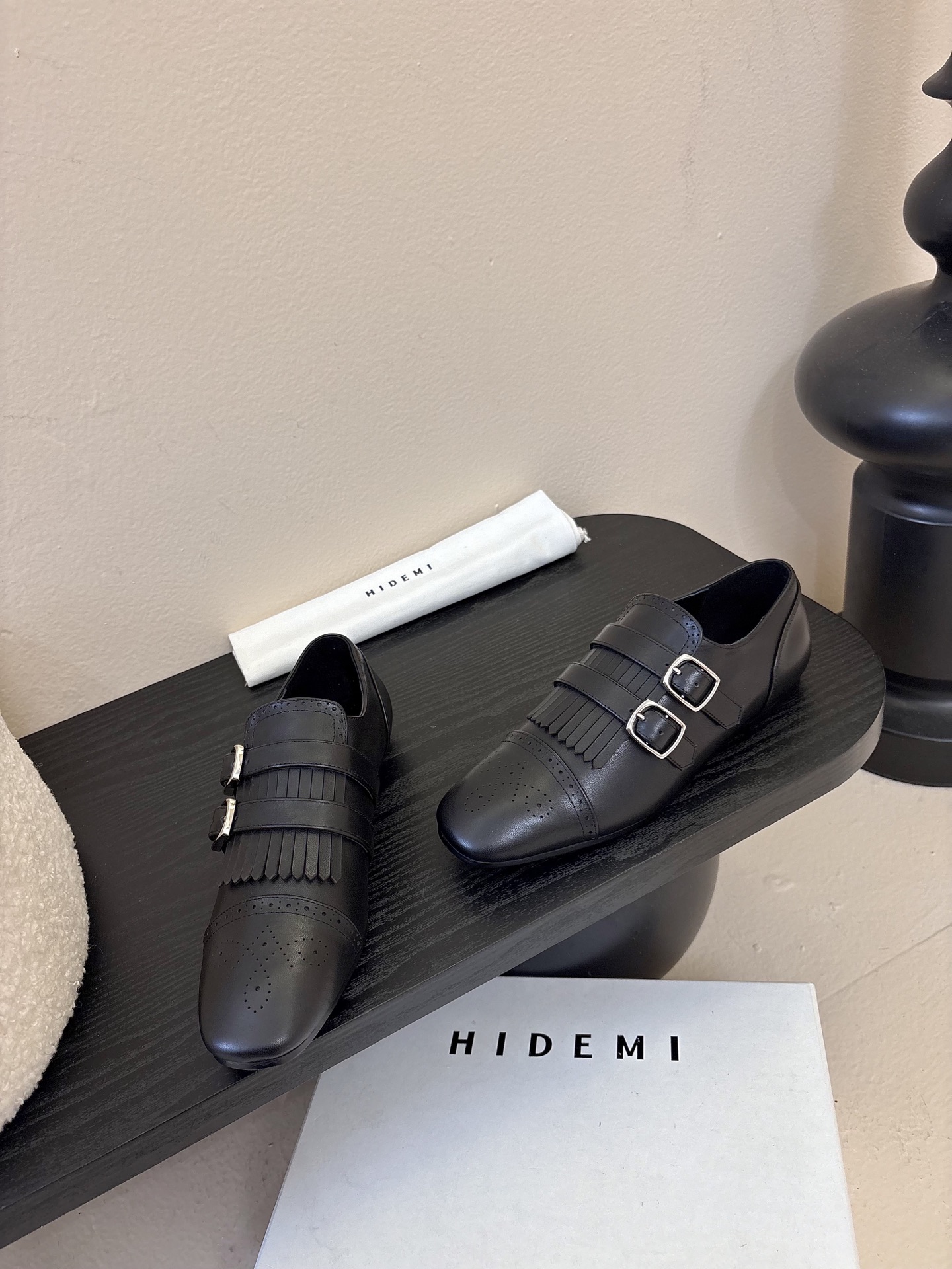 Hidem*25ss复古巴洛克风平底鞋皮鞋用了布洛克雕花+流苏装饰，自带复古英伦/雅痞质感；双皮带扣设计