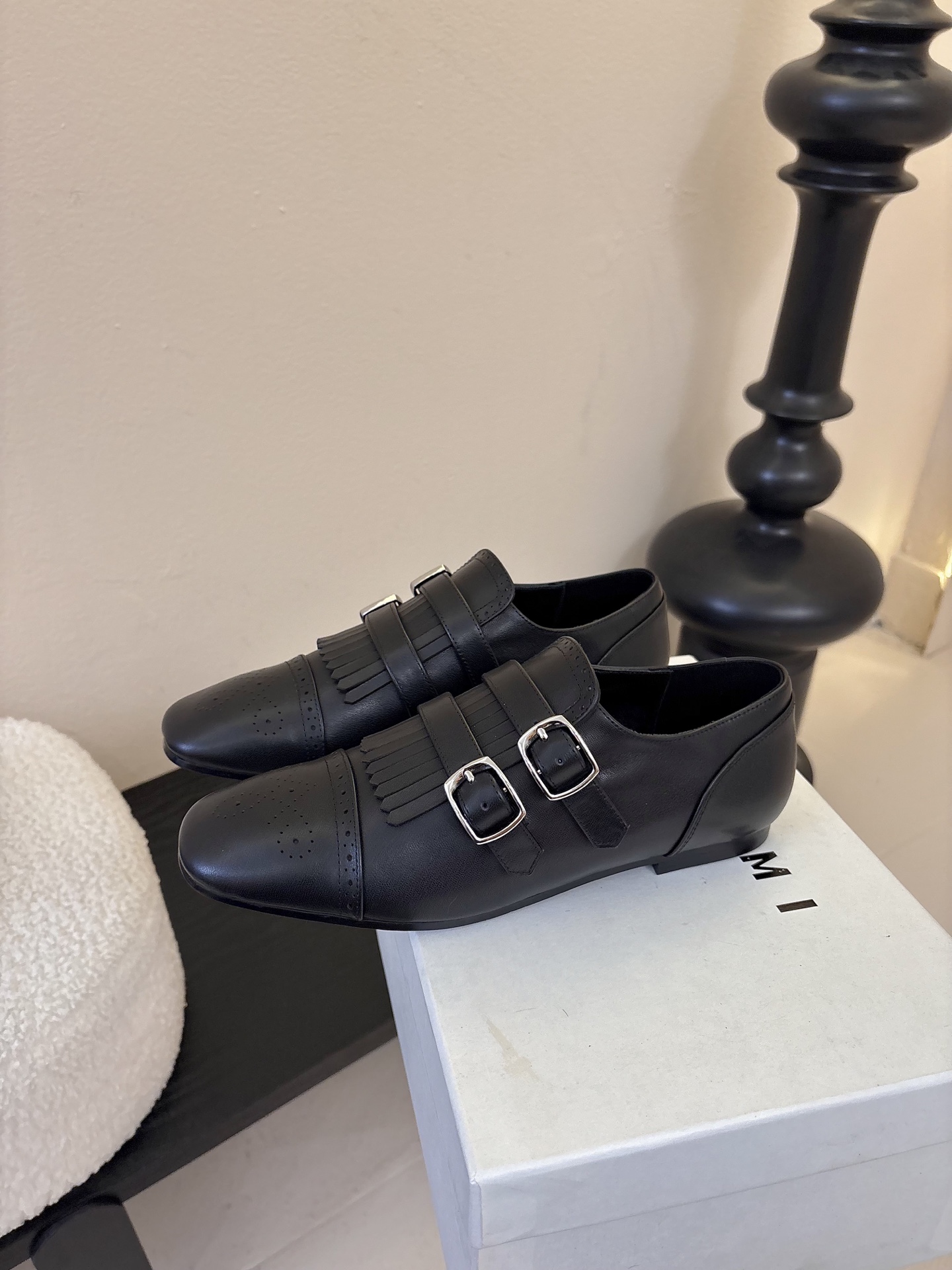 Hidem*25ss复古巴洛克风平底鞋皮鞋用了布洛克雕花+流苏装饰，自带复古英伦/雅痞质感；双皮带扣设计