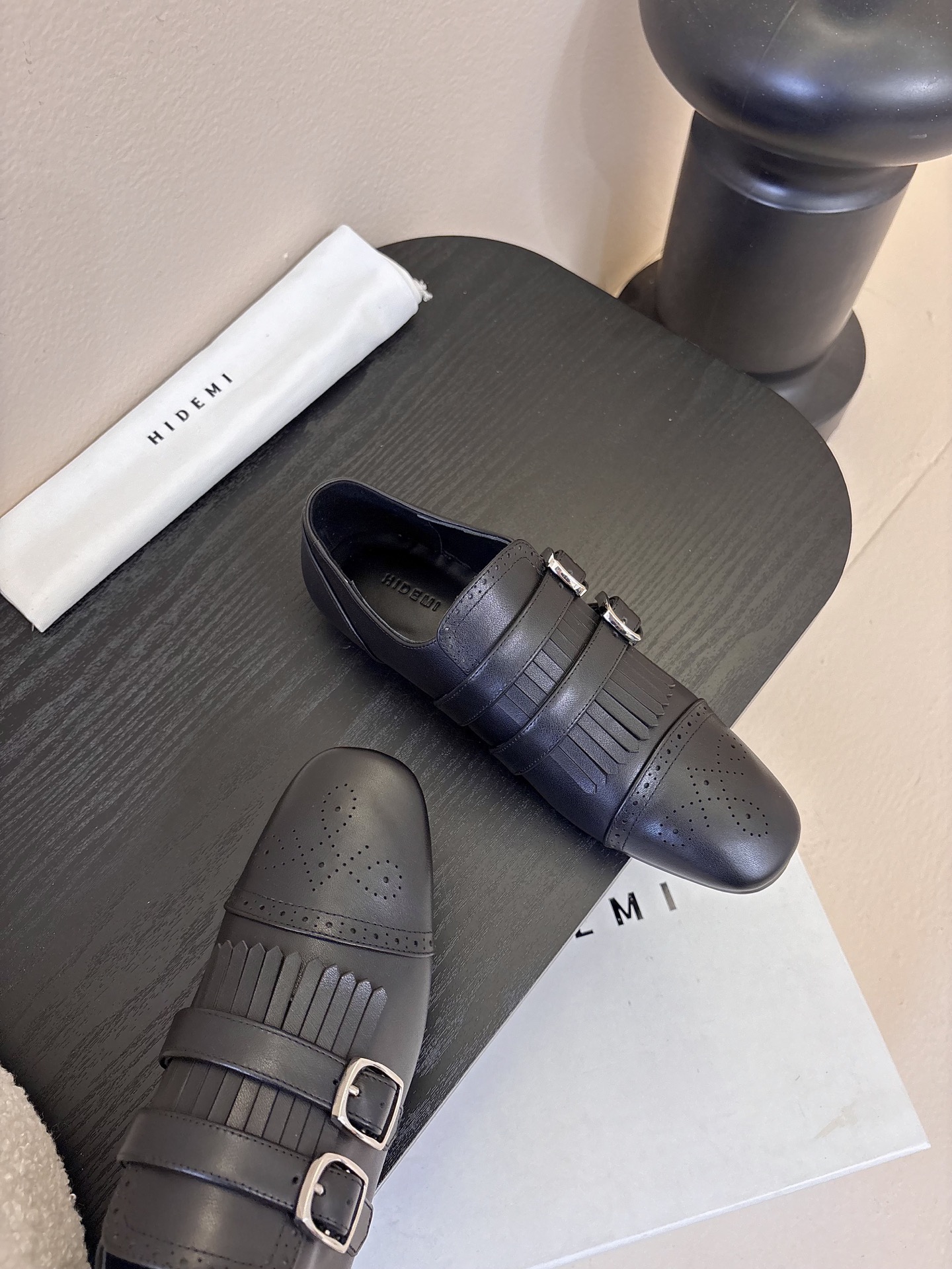 Hidem*25ss复古巴洛克风平底鞋皮鞋用了布洛克雕花+流苏装饰，自带复古英伦/雅痞质感；双皮带扣设计