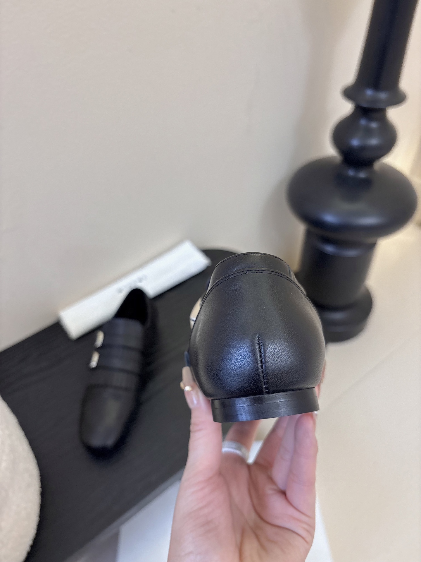 Hidem*25ss复古巴洛克风平底鞋皮鞋用了布洛克雕花+流苏装饰，自带复古英伦/雅痞质感；双皮带扣设计