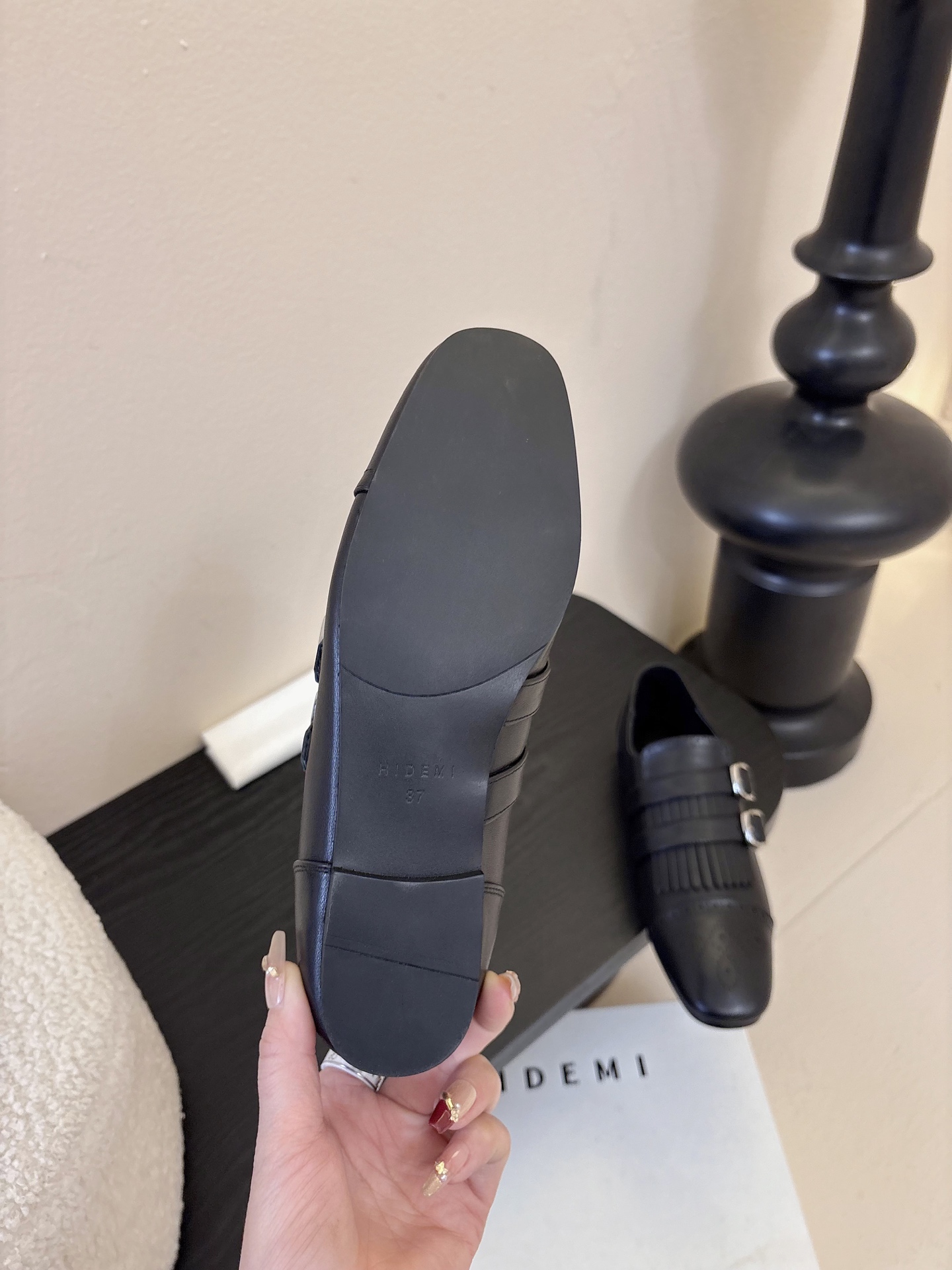 Hidem*25ss复古巴洛克风平底鞋皮鞋用了布洛克雕花+流苏装饰，自带复古英伦/雅痞质感；双皮带扣设计