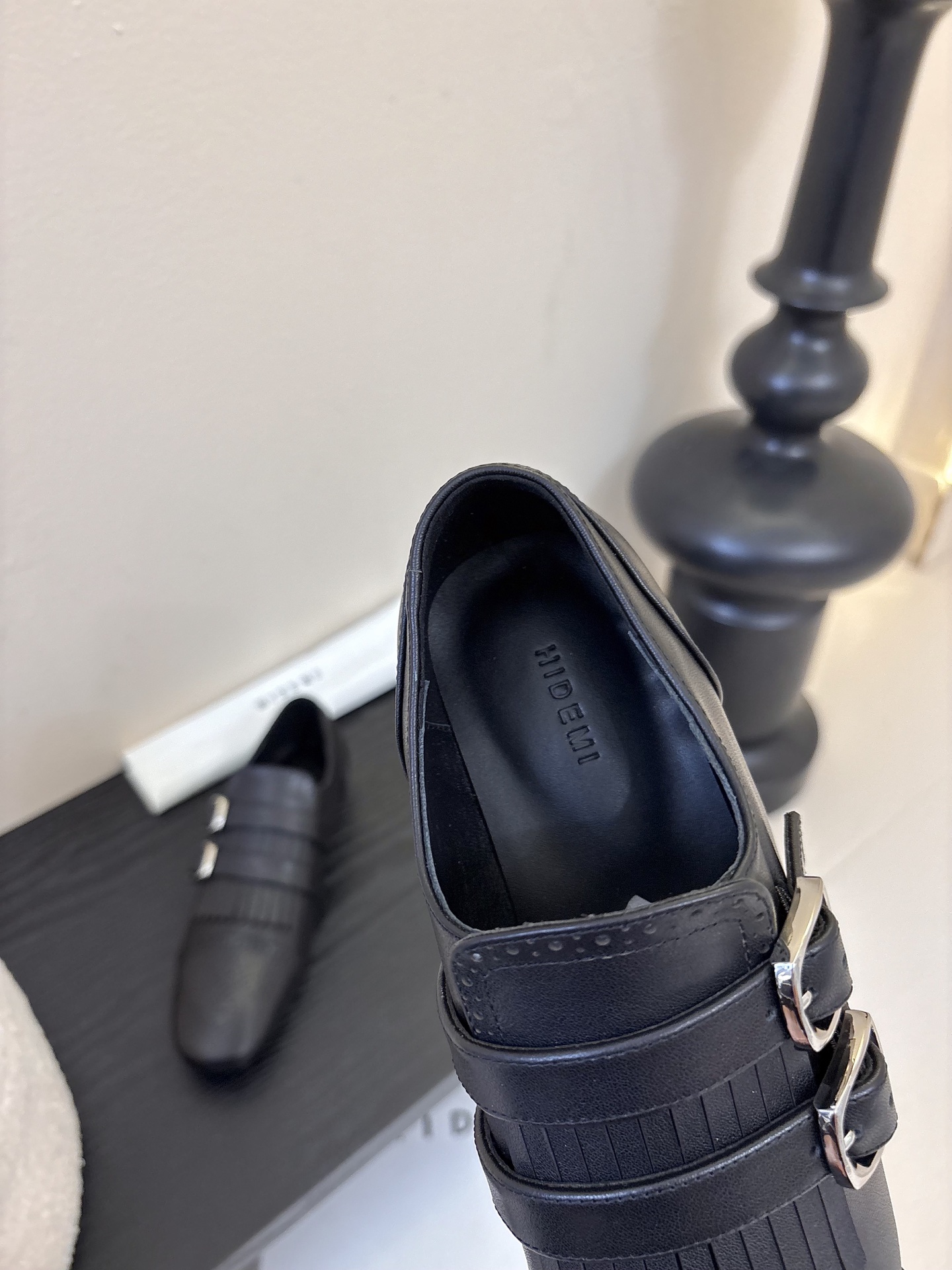 Hidem*25ss复古巴洛克风平底鞋皮鞋用了布洛克雕花+流苏装饰，自带复古英伦/雅痞质感；双皮带扣设计