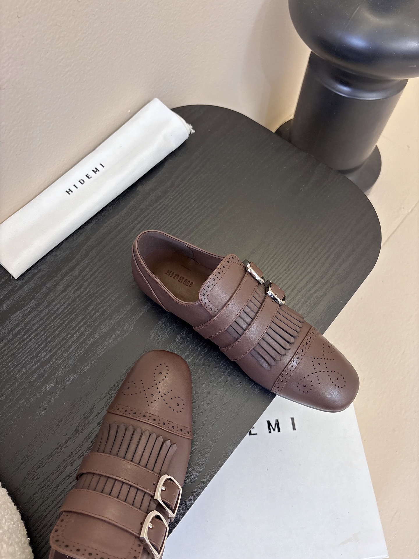 Hidem*25ss复古巴洛克风平底鞋皮鞋用了布洛克雕花+流苏装饰，自带复古英伦/雅痞质感；双皮带扣设计