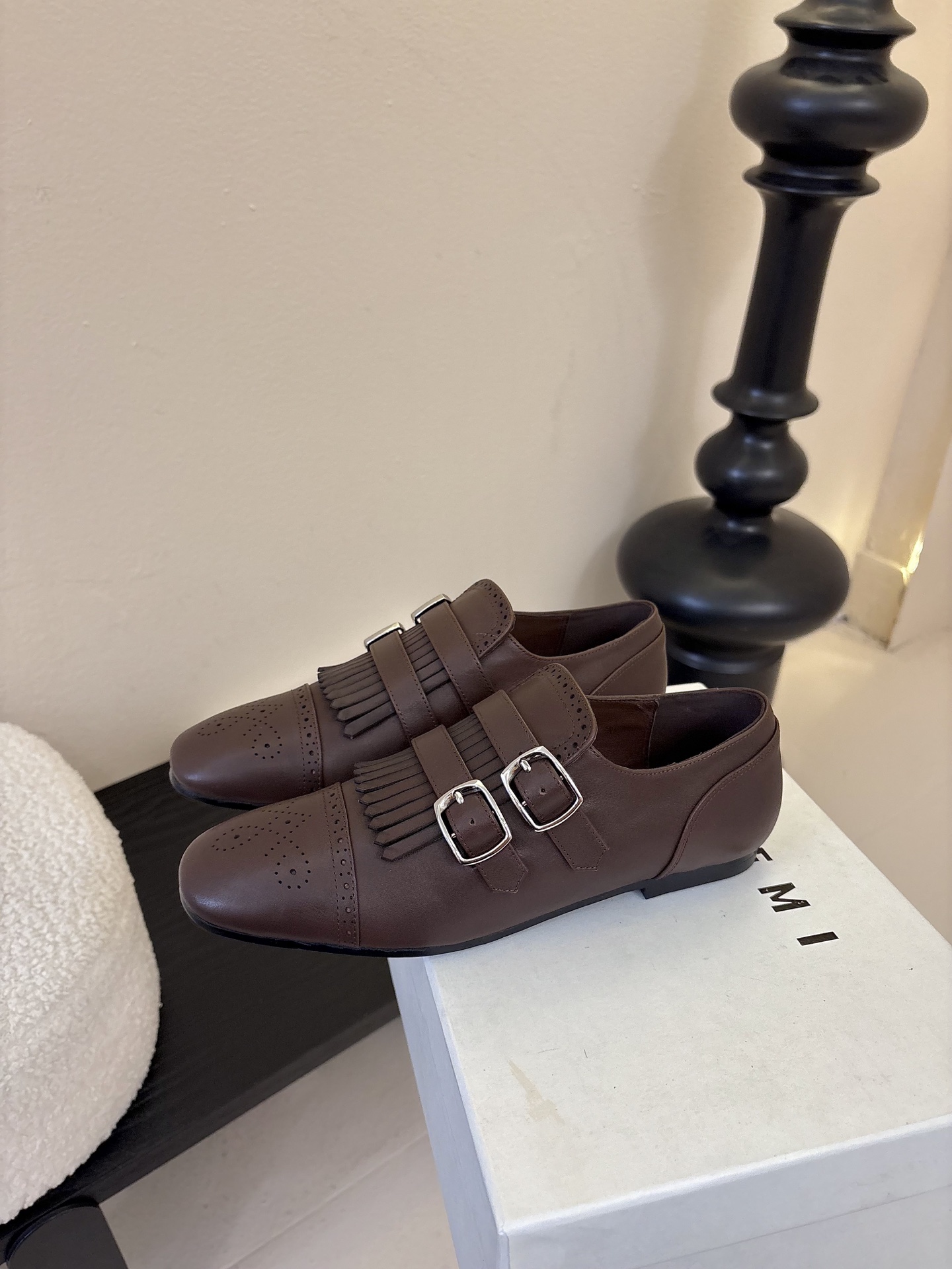 Hidem*25ss复古巴洛克风平底鞋皮鞋用了布洛克雕花+流苏装饰，自带复古英伦/雅痞质感；双皮带扣设计