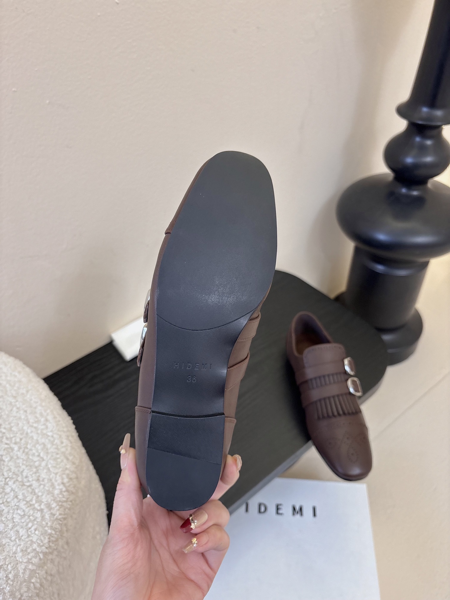 Hidem*25ss复古巴洛克风平底鞋皮鞋用了布洛克雕花+流苏装饰，自带复古英伦/雅痞质感；双皮带扣设计