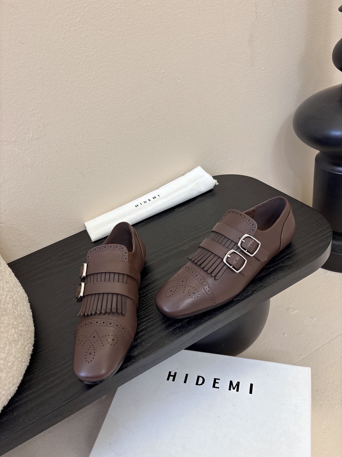 Hidem*25ss复古巴洛克风平底鞋皮鞋用了布洛克雕花+流苏装饰，自带复古英伦/雅痞质感；双皮带扣设计