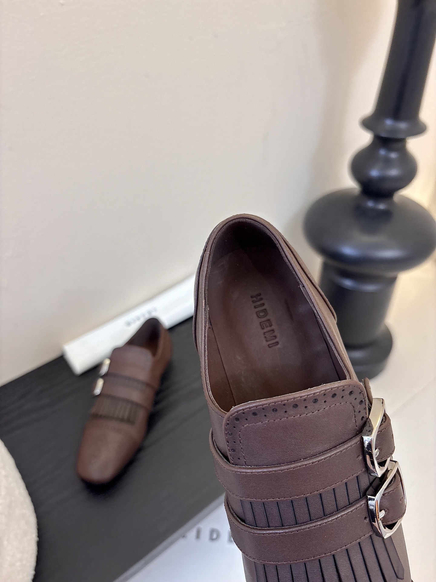 Hidem*25ss复古巴洛克风平底鞋皮鞋用了布洛克雕花+流苏装饰，自带复古英伦/雅痞质感；双皮带扣设计