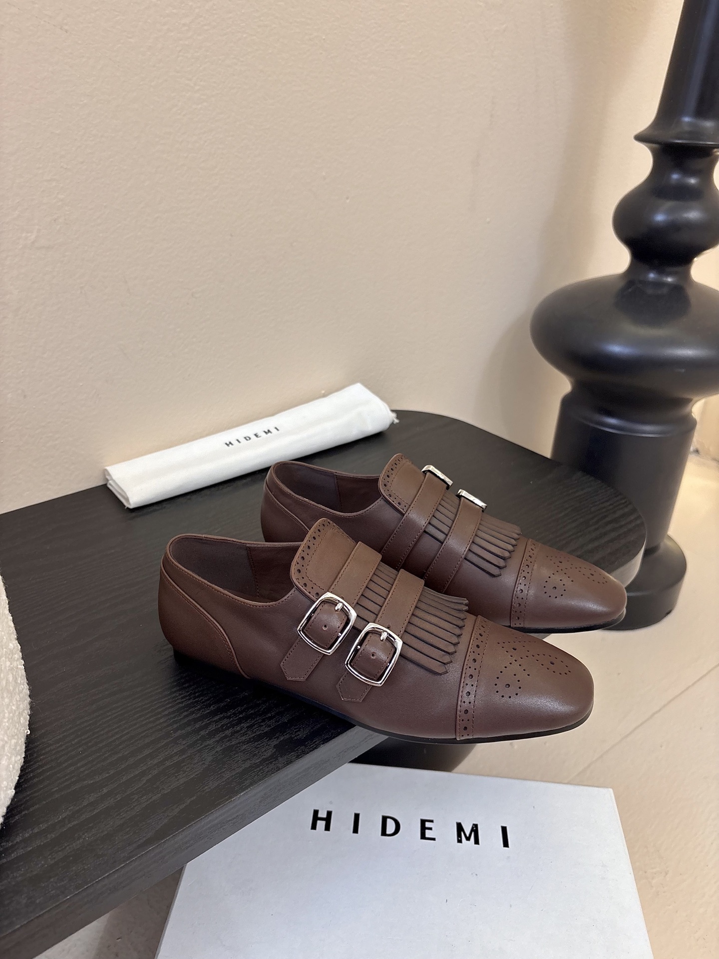 Hidem*25ss复古巴洛克风平底鞋皮鞋用了布洛克雕花+流苏装饰，自带复古英伦/雅痞质感；双皮带扣设计