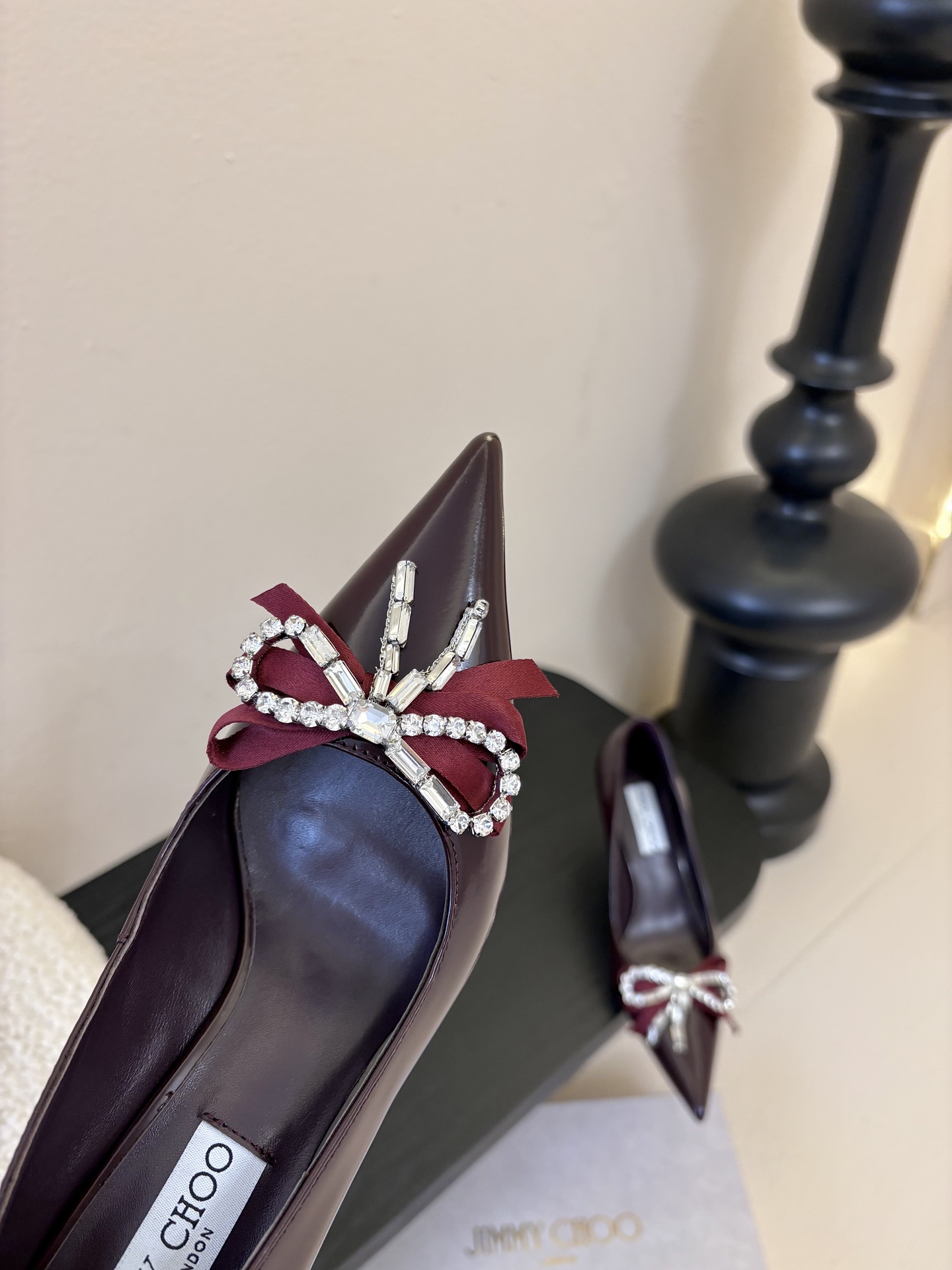 Jimmy Choo 将圆润光泽镶嵌于足尖为你的穿搭映亮魅力，璀璨每刻!莹润动人，轻易动心Jimmy C