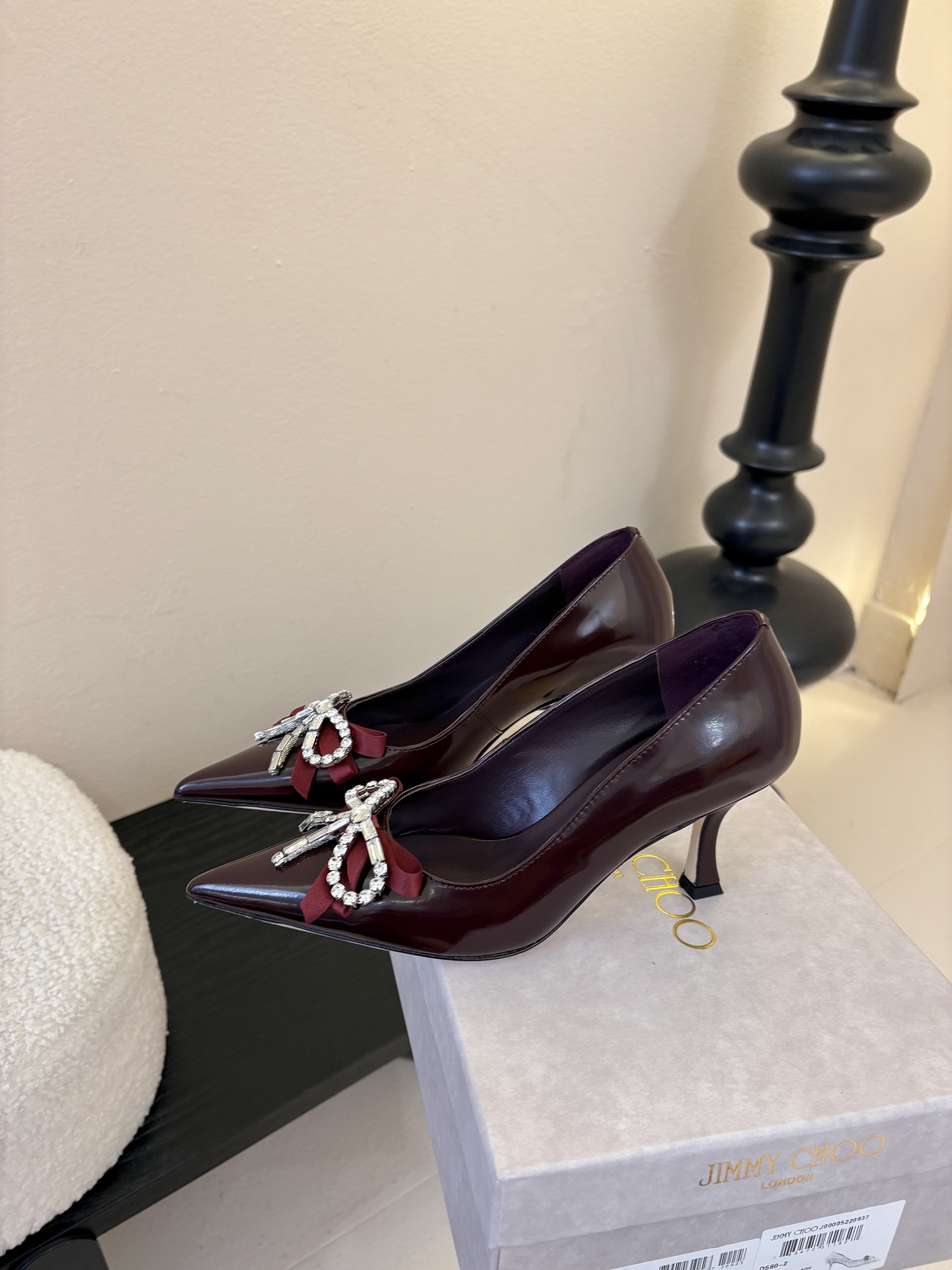 Jimmy Choo 将圆润光泽镶嵌于足尖为你的穿搭映亮魅力，璀璨每刻!莹润动人，轻易动心Jimmy C