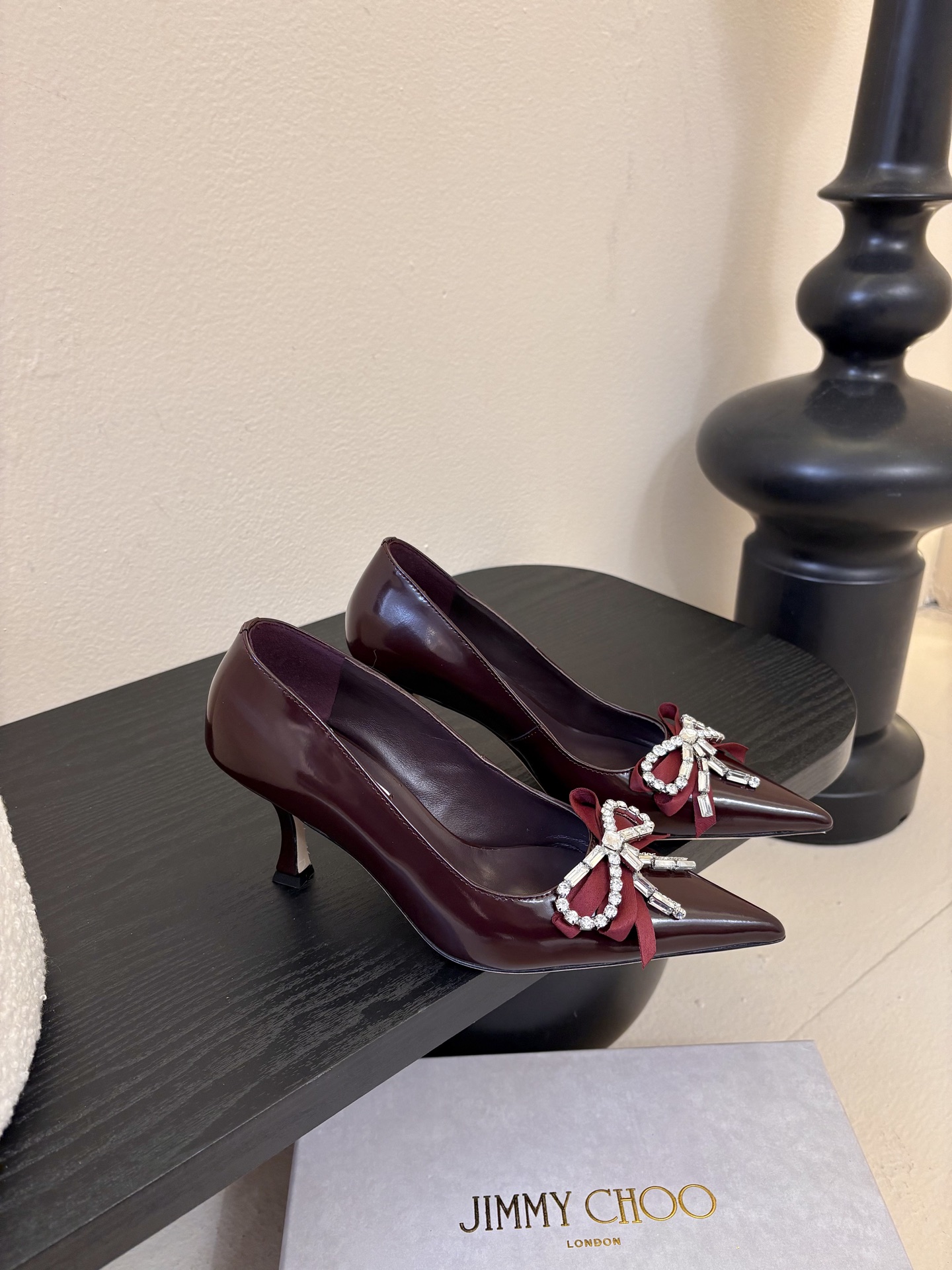 Jimmy Choo 将圆润光泽镶嵌于足尖为你的穿搭映亮魅力，璀璨每刻!莹润动人，轻易动心Jimmy C