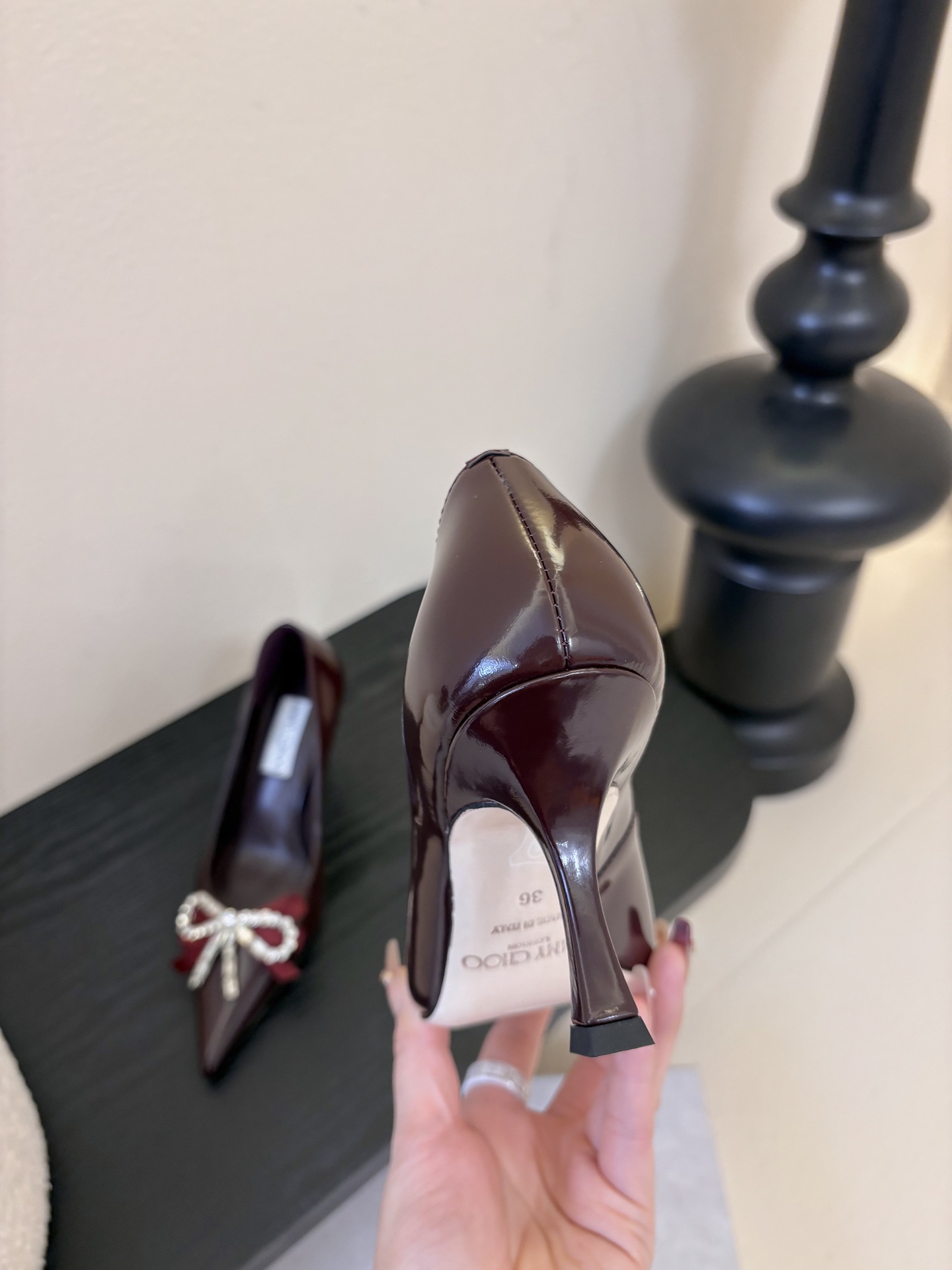 Jimmy Choo 将圆润光泽镶嵌于足尖为你的穿搭映亮魅力，璀璨每刻!莹润动人，轻易动心Jimmy C