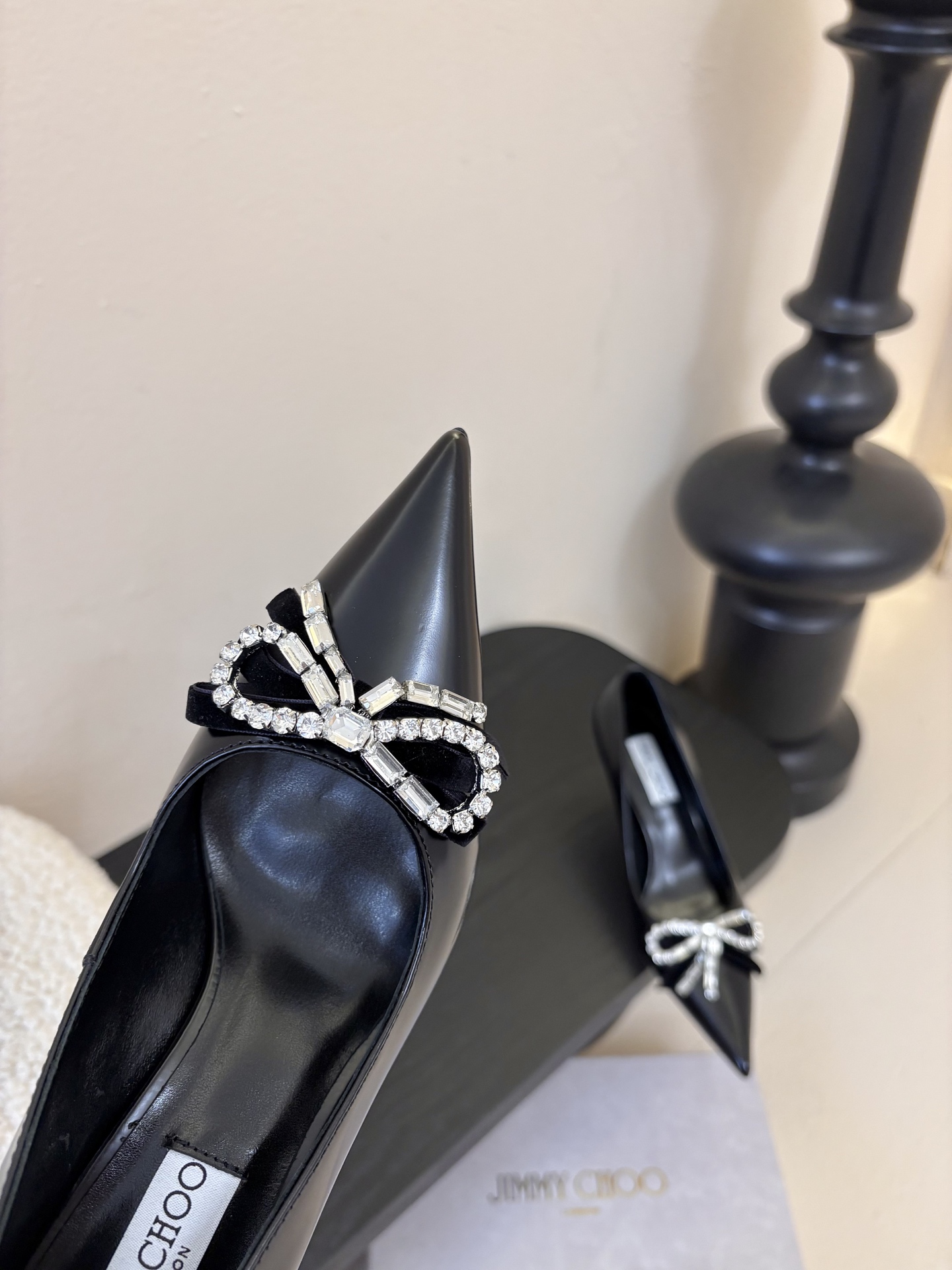 Jimmy Choo 将圆润光泽镶嵌于足尖为你的穿搭映亮魅力，璀璨每刻!莹润动人，轻易动心Jimmy C